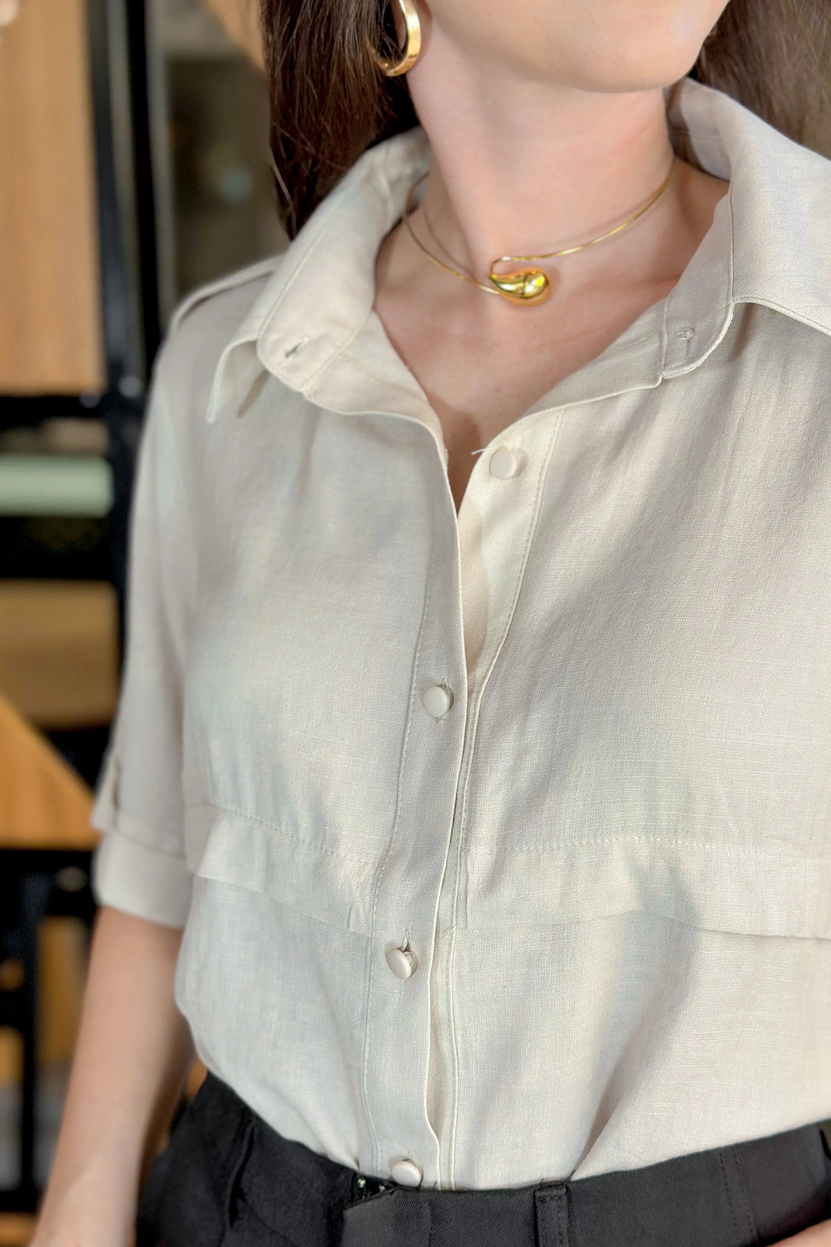 Camisa Manga Curta Visco Soft Detalhe Ombro Elis Creme