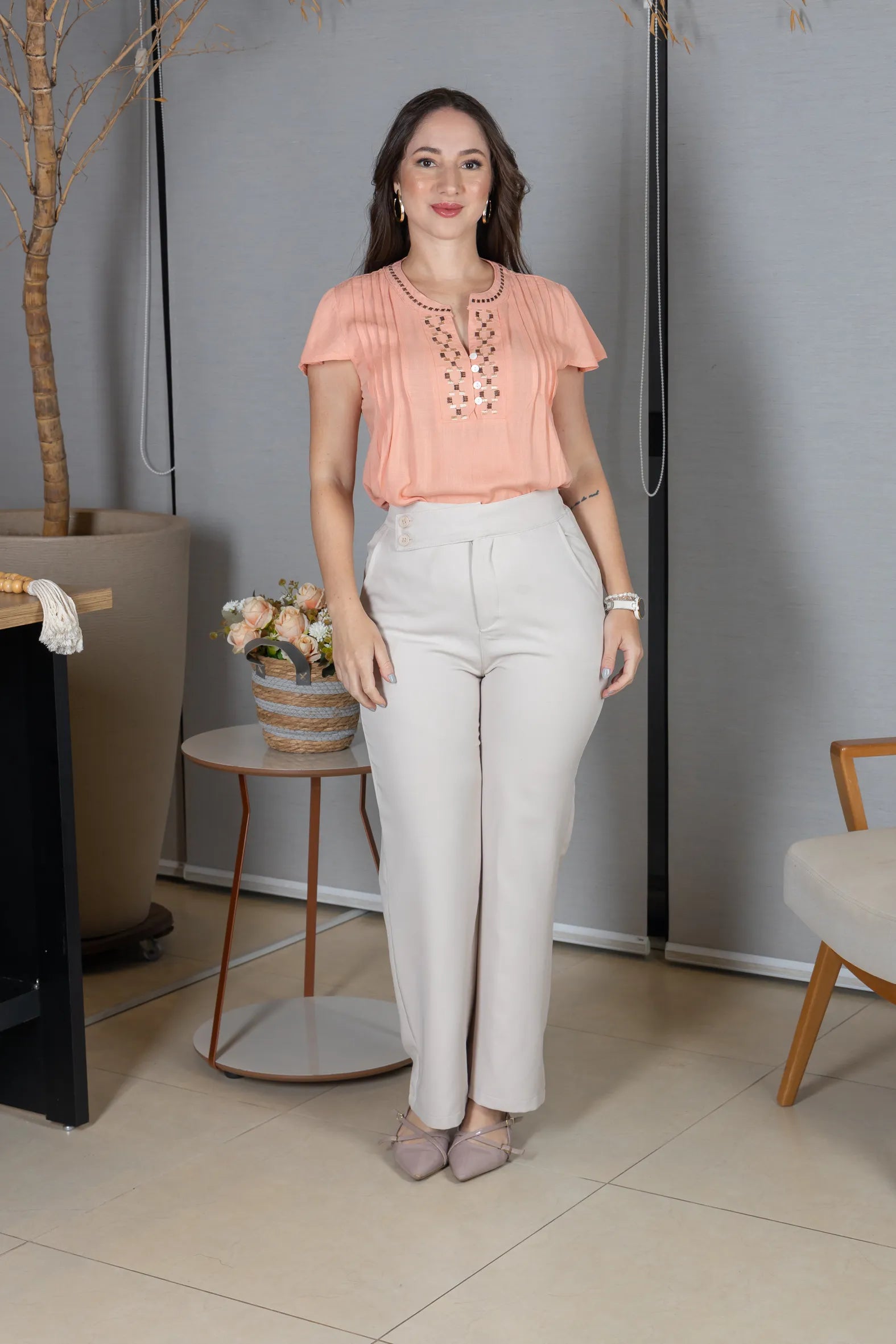 Blusa Manga Curta em Visco-Linho Decote em "V" com Botões e Bordados no Colo Monique Coral