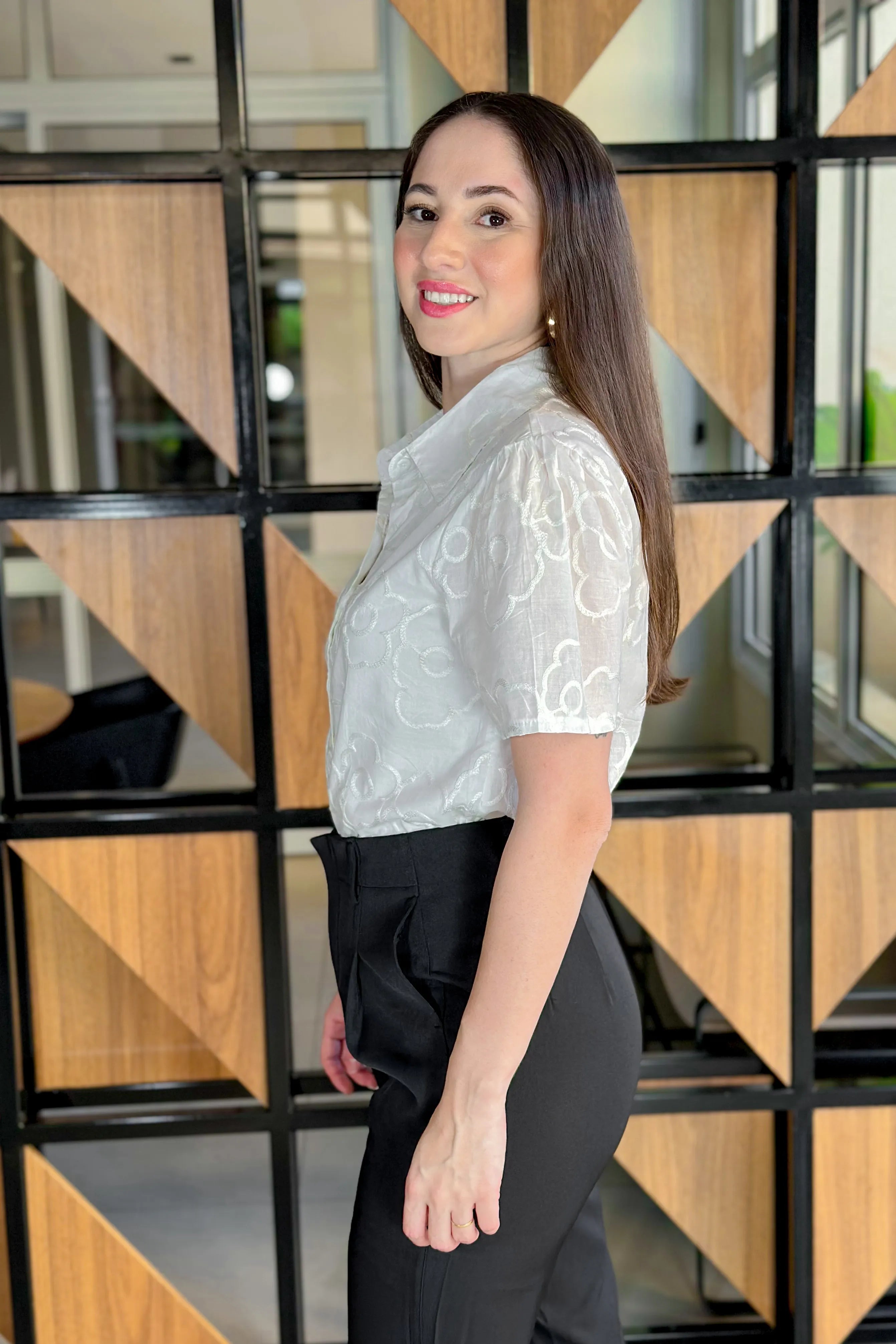 Camisa Manga Curta Detalhe Bordado Ângela Branca