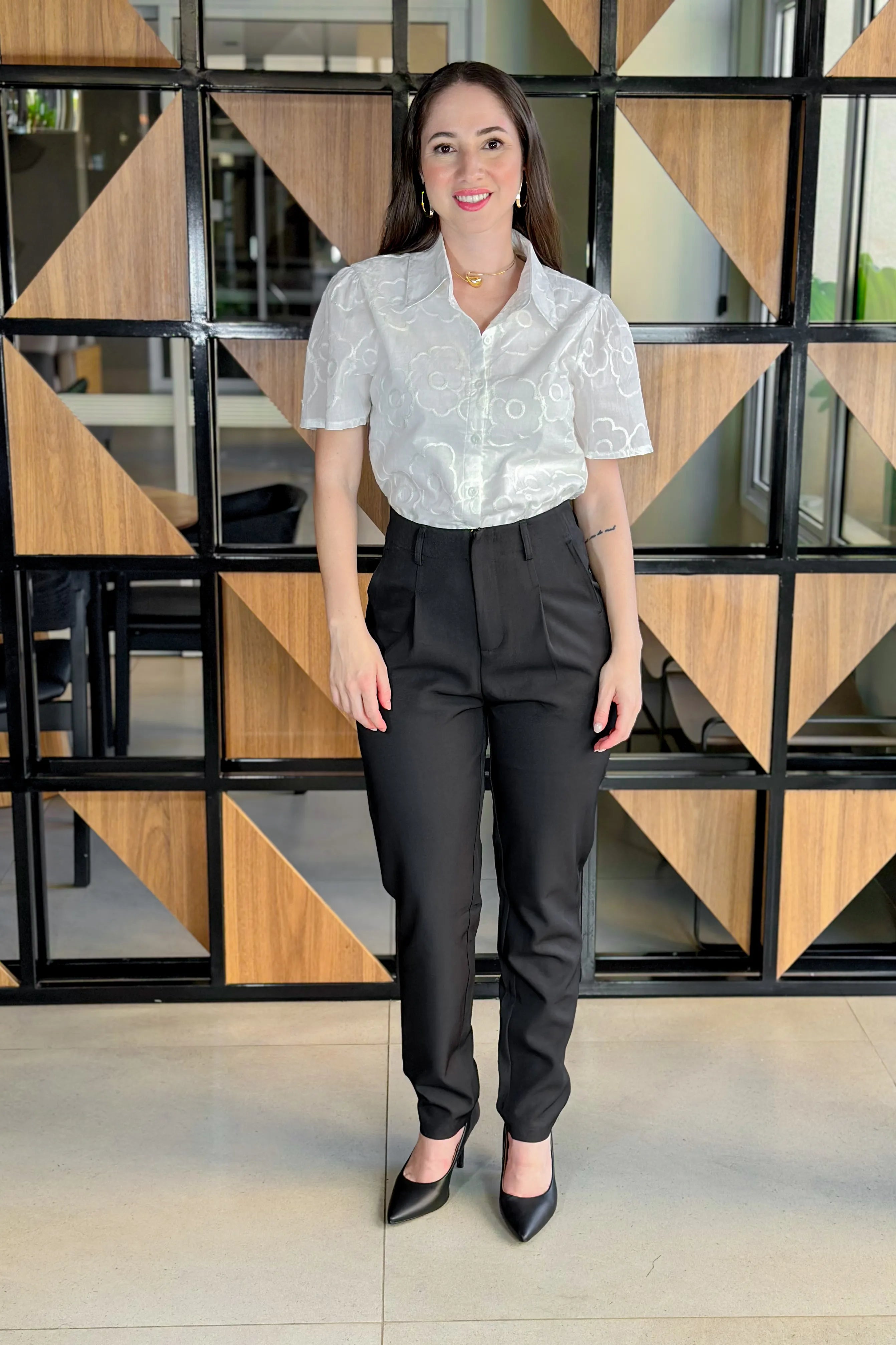 Conjunto: Camisa Manga Curta Detalhe Bordado Ângela Branca + Calça Corte Reto Alfaiataria Detalhe Pregas Daiane Preto