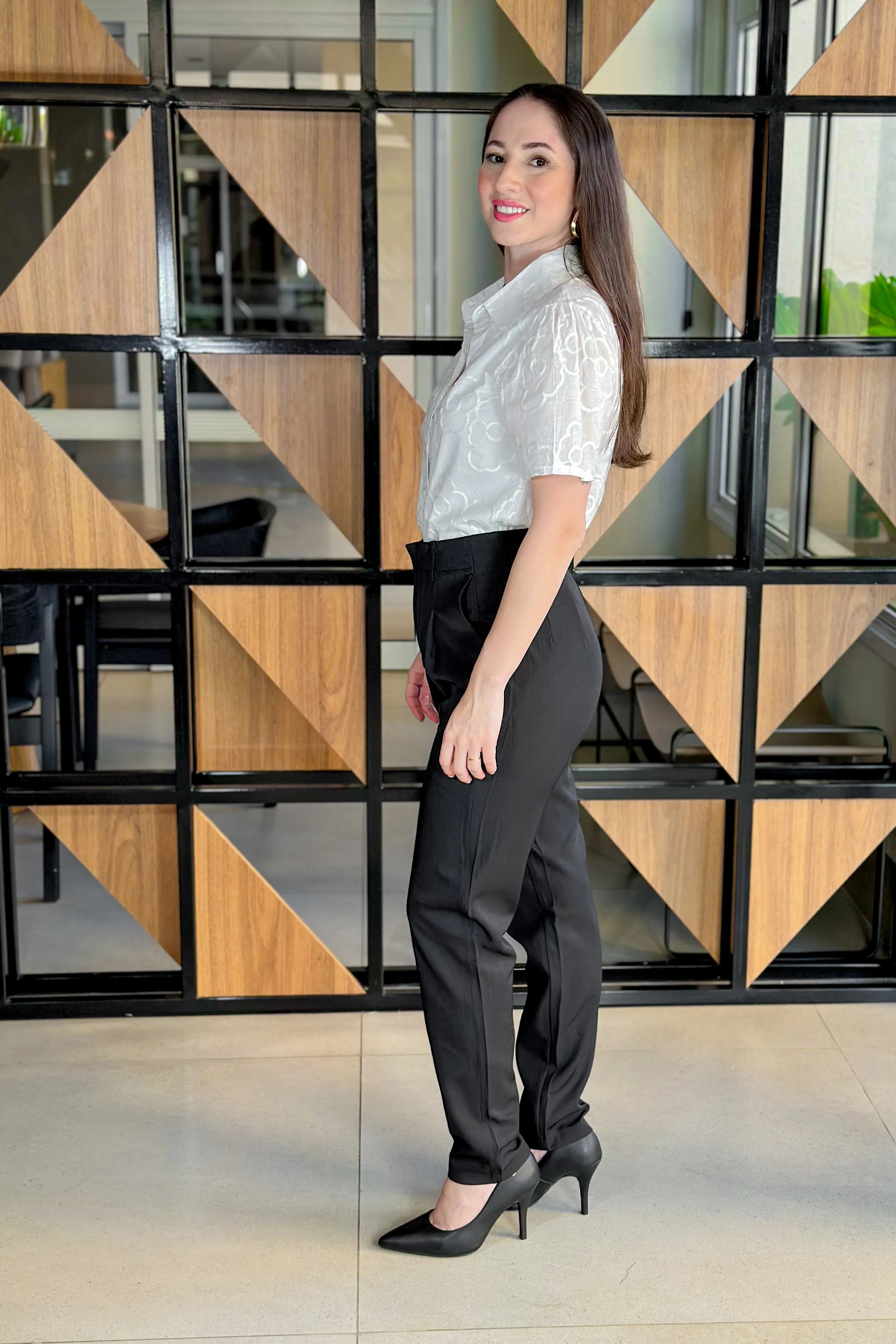 Conjunto: Camisa Manga Curta Detalhe Bordado Ângela Branca + Calça Corte Reto Alfaiataria Detalhe Pregas Daiane Preto