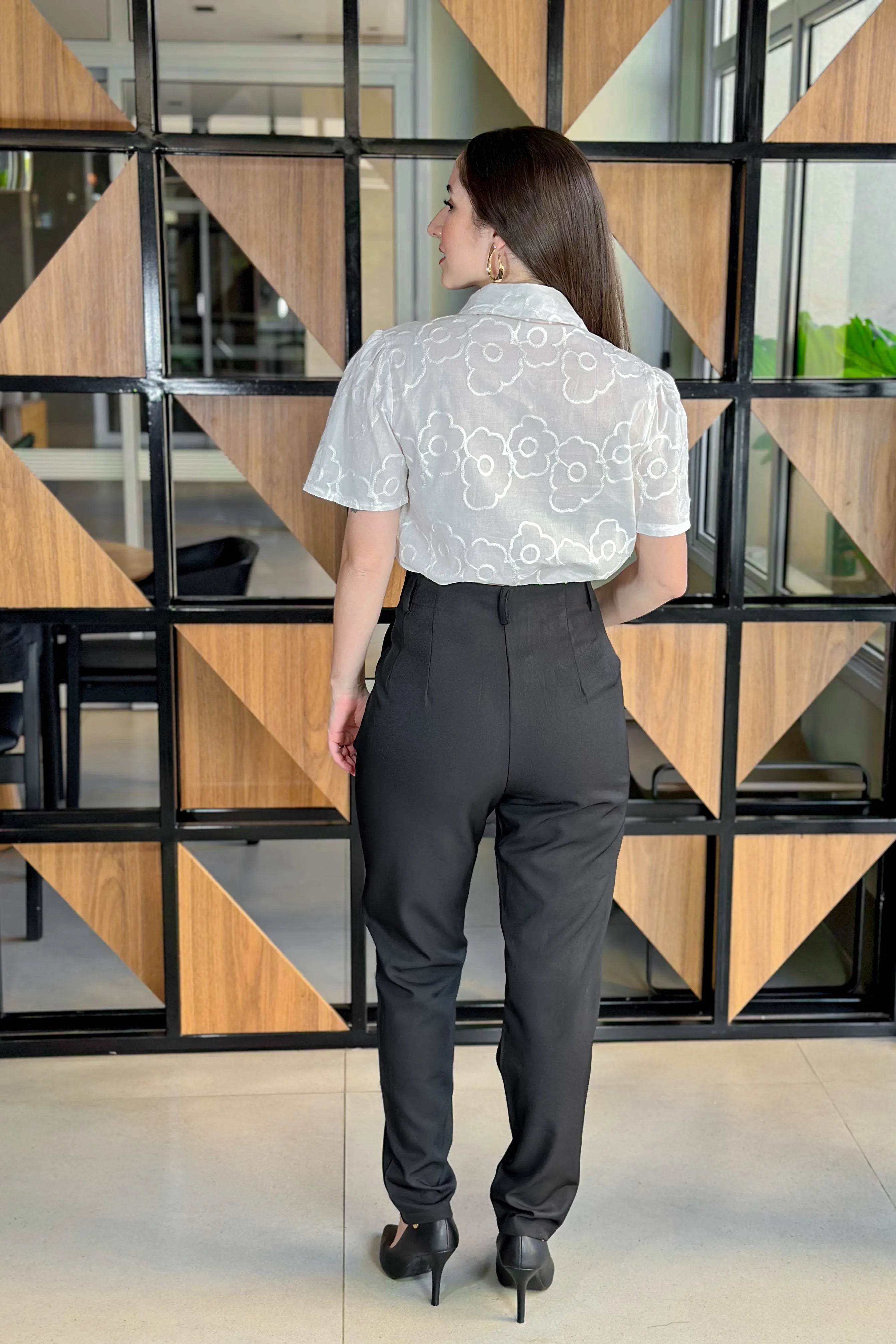 Conjunto: Camisa Manga Curta Detalhe Bordado Ângela Branca + Calça Corte Reto Alfaiataria Detalhe Pregas Daiane Preto