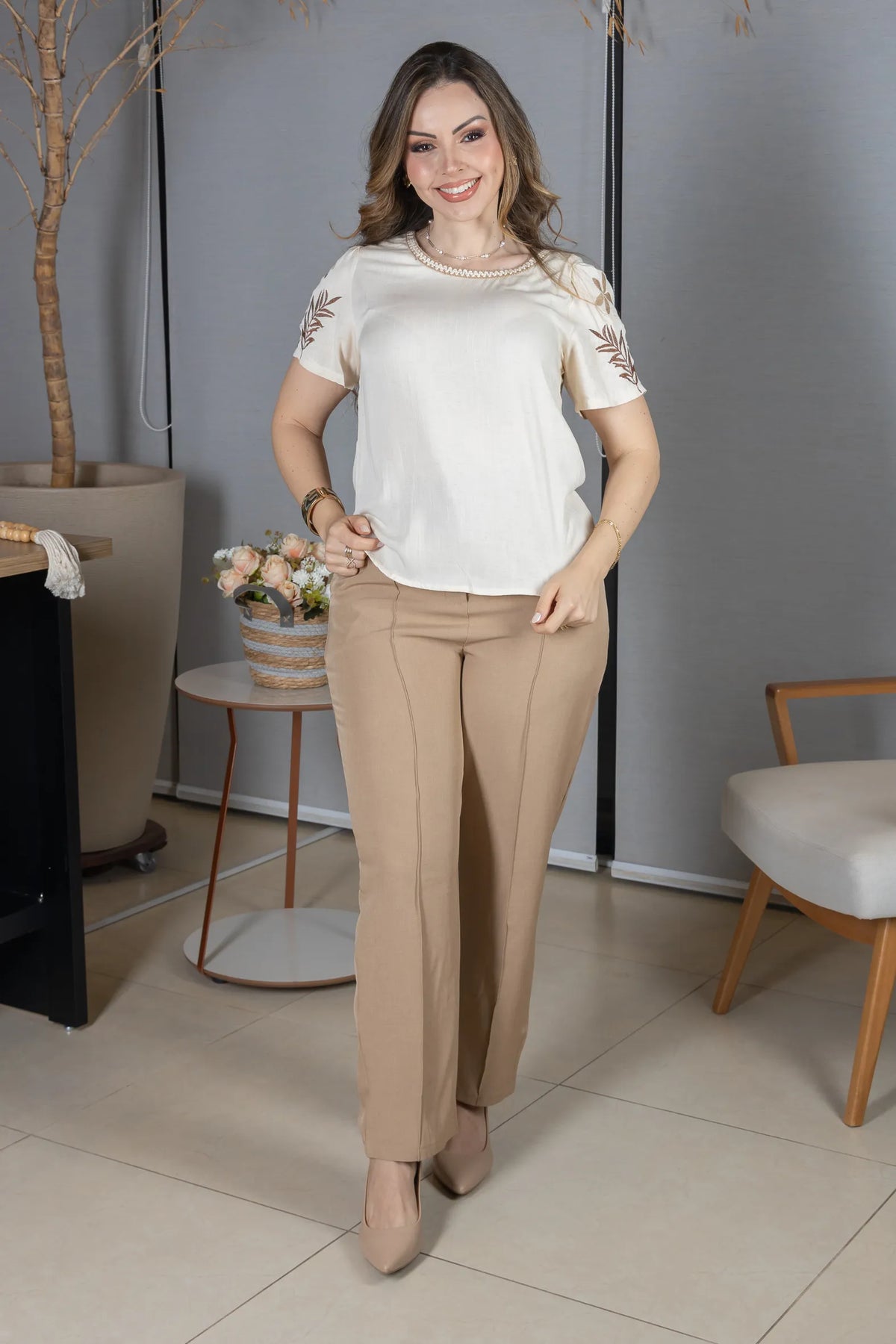 Blusa Manga Curta em Visco-Linho com Detalhes Bordados Flora Creme