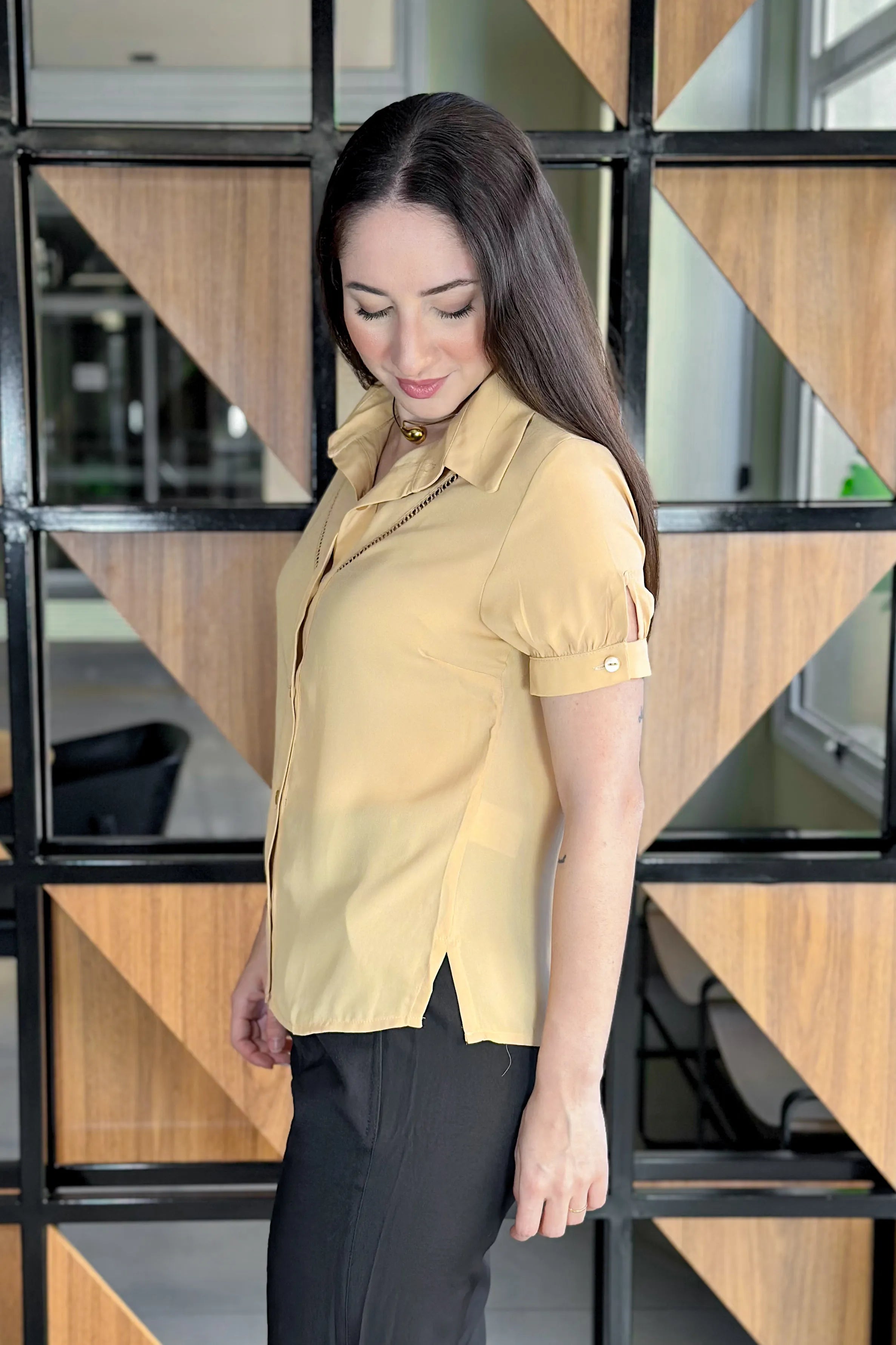 Camisa Em Crepe Detalhe Frente Suzana Bege