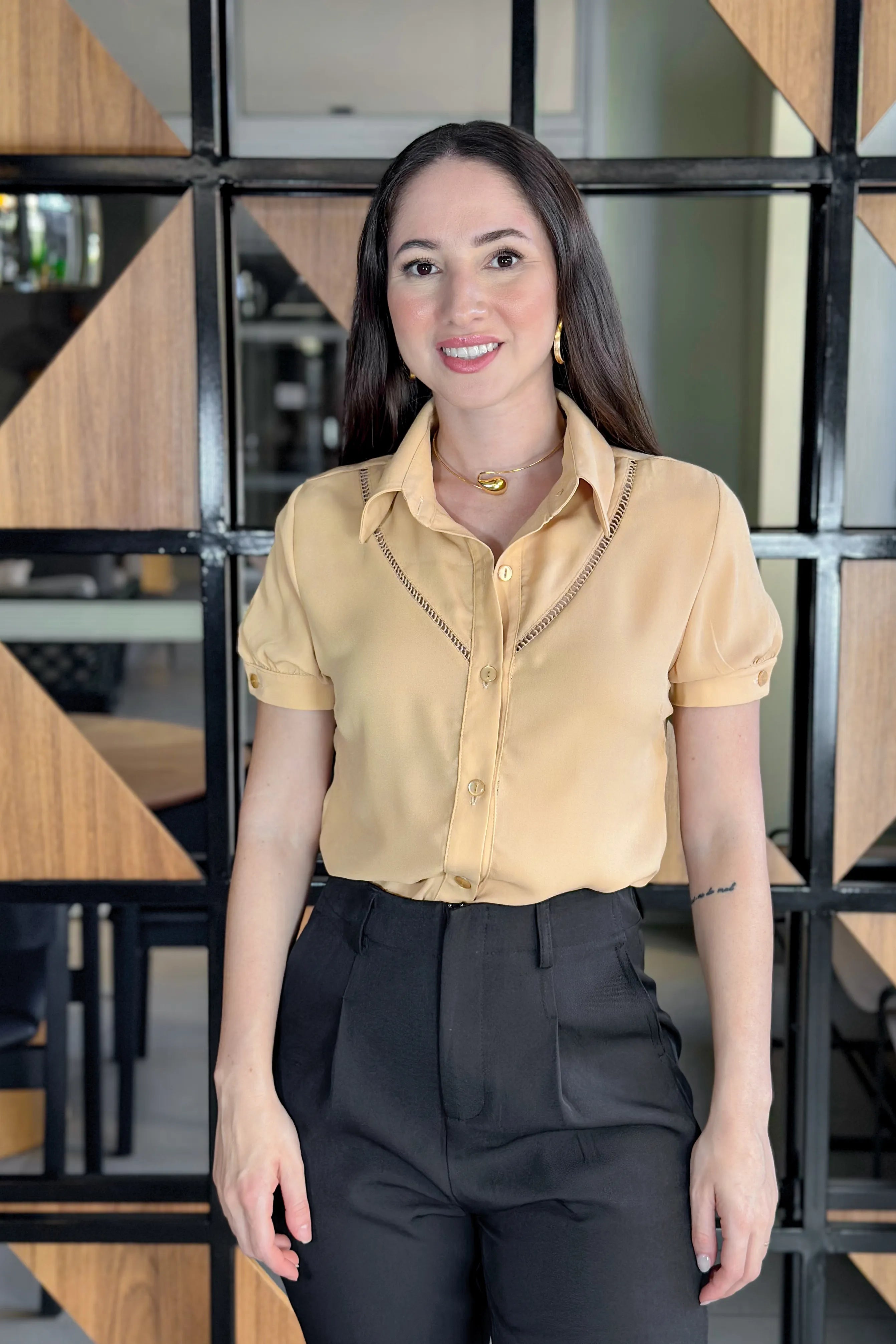 Camisa Em Crepe Detalhe Frente Suzana Bege