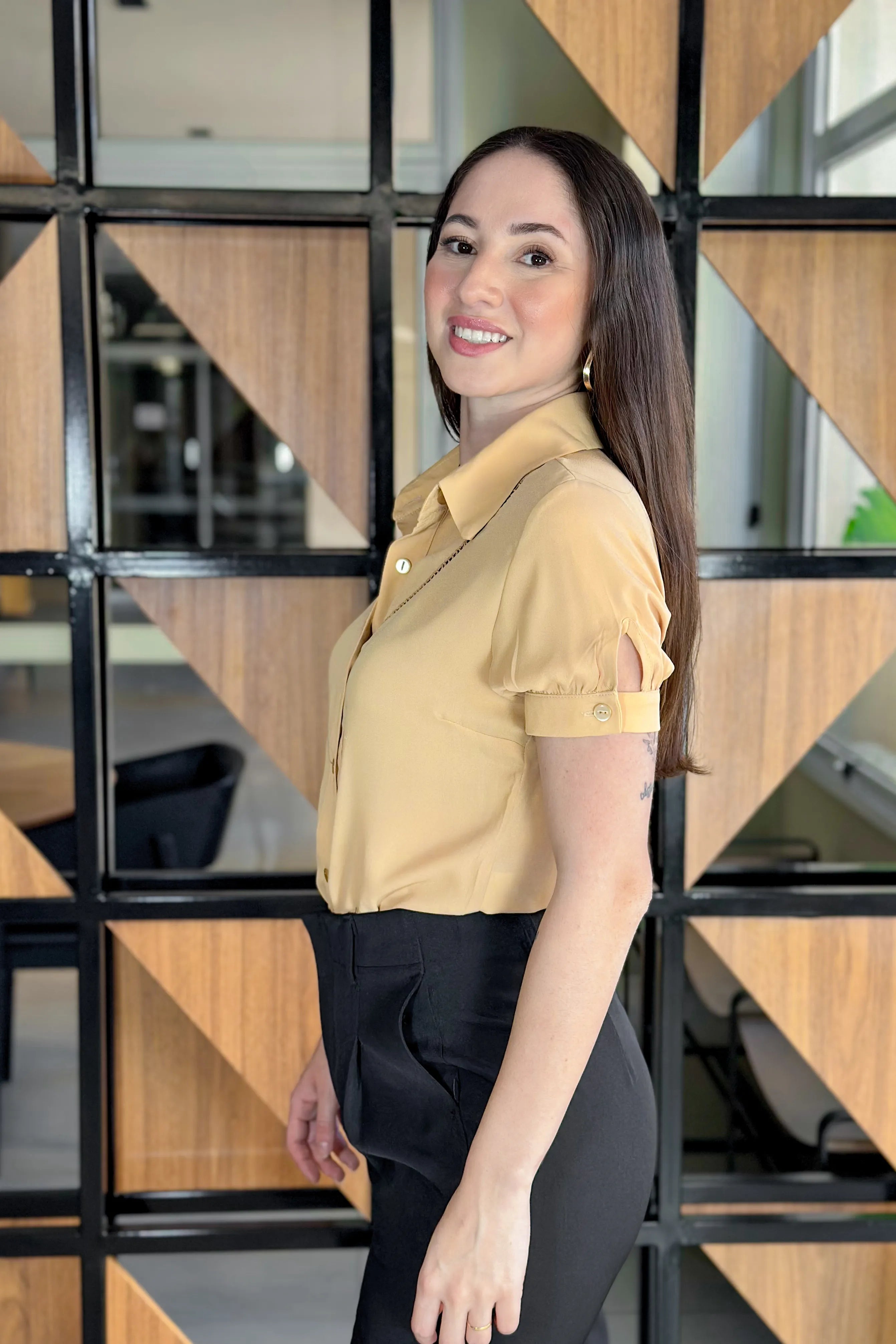 Camisa Em Crepe Detalhe Frente Suzana Bege