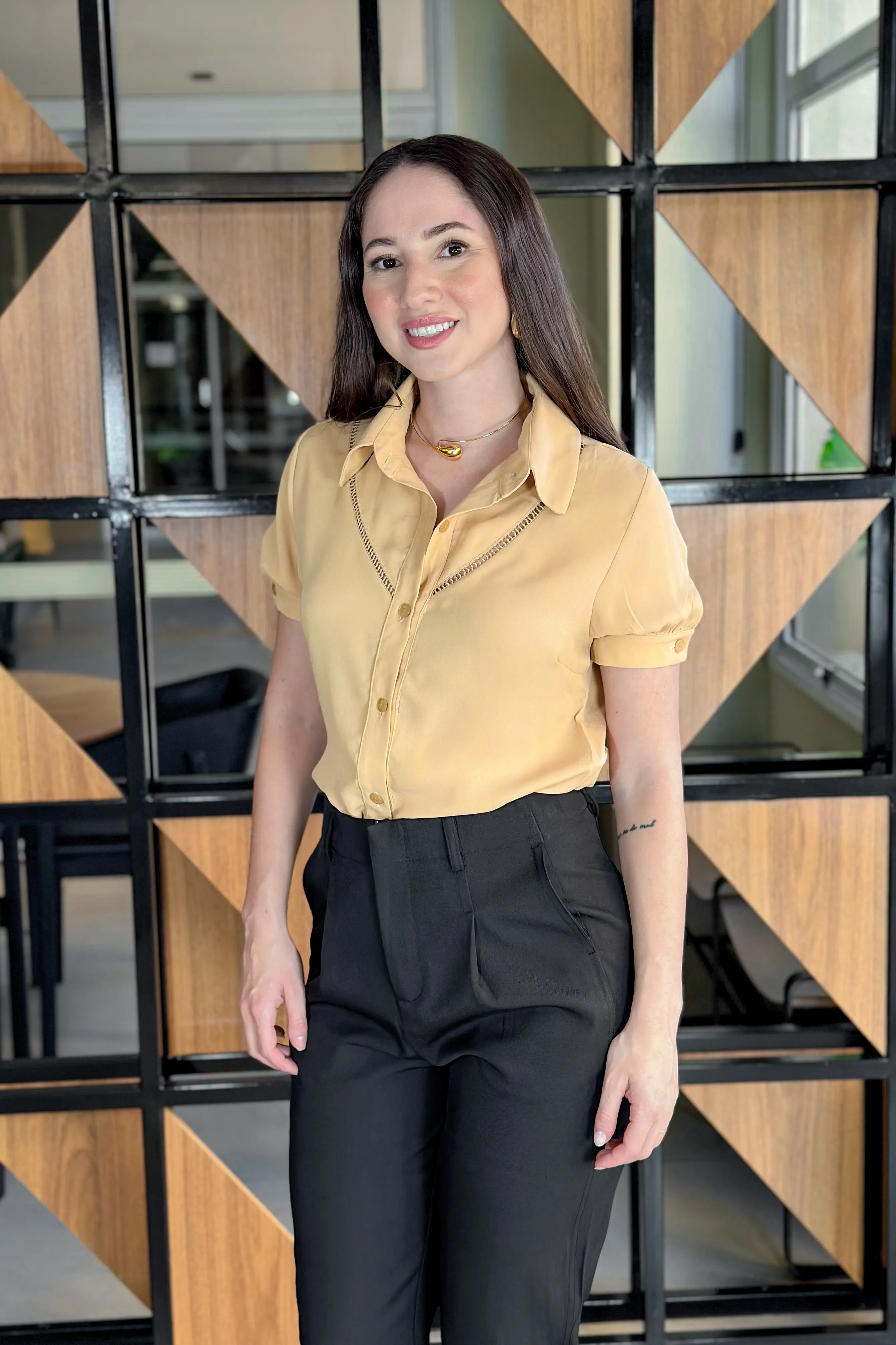 Camisa Em Crepe Detalhe Frente Suzana Bege