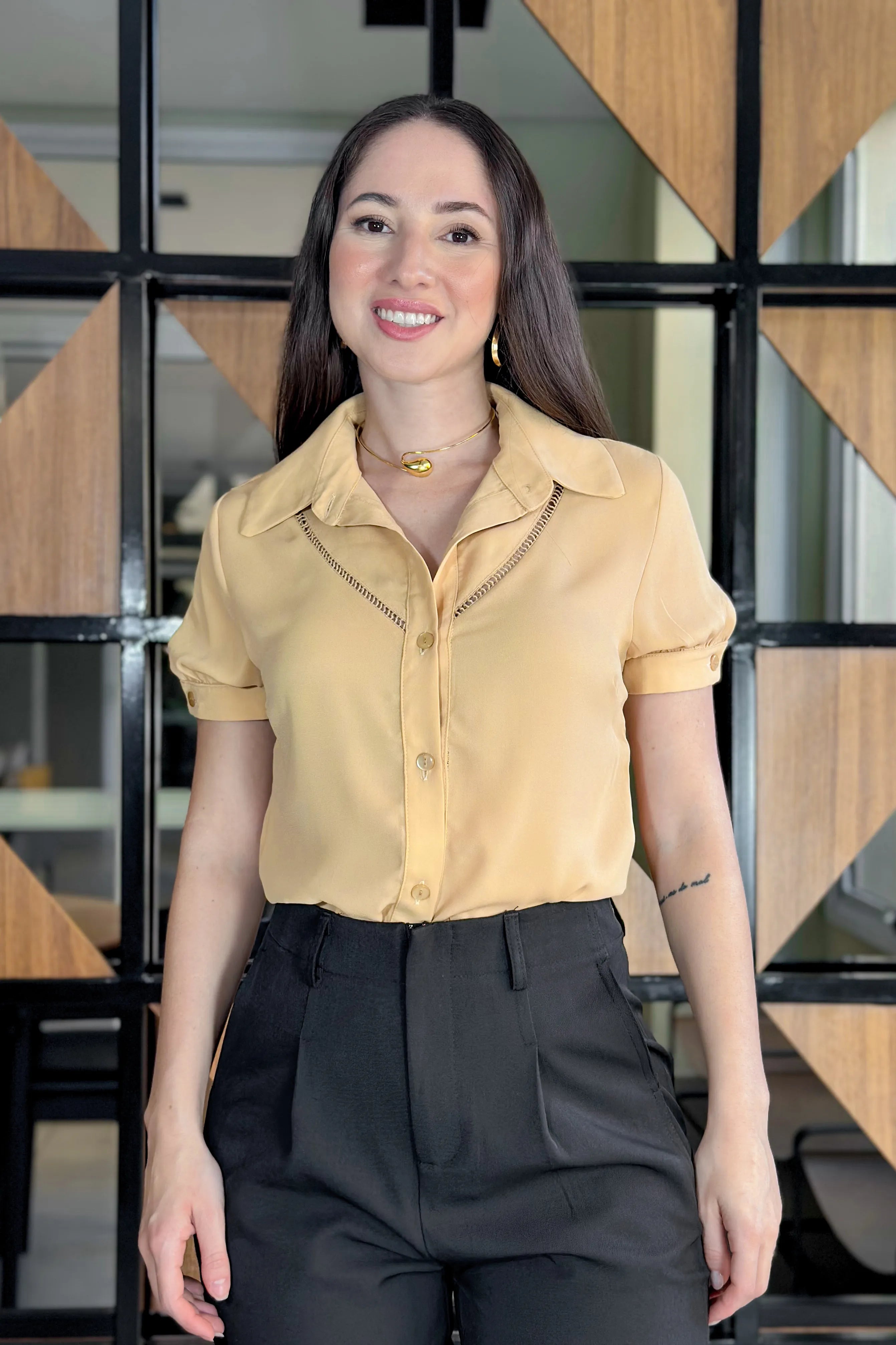 Camisa Em Crepe Detalhe Frente Suzana Bege