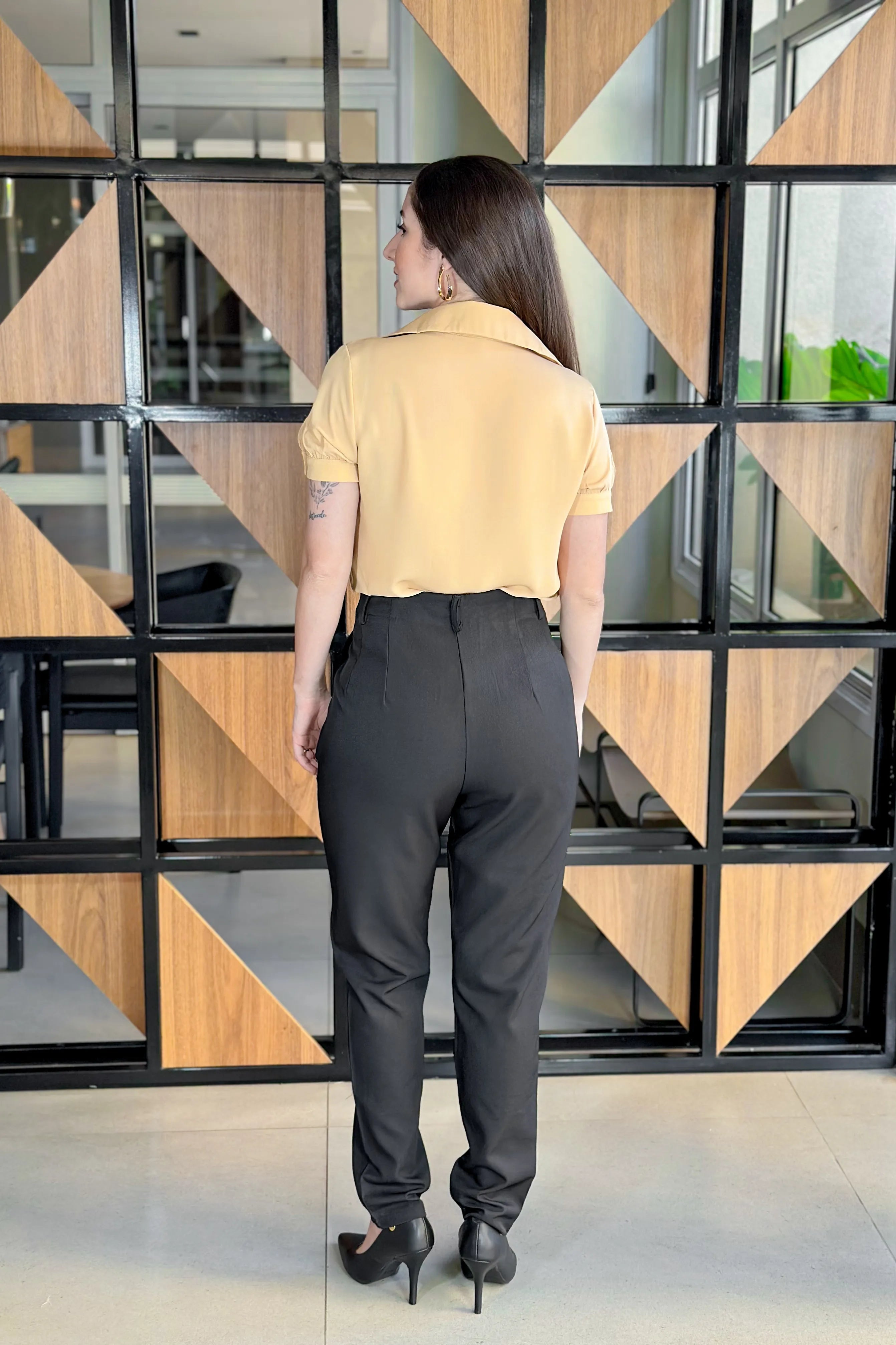 Camisa Em Crepe Detalhe Frente Suzana Bege