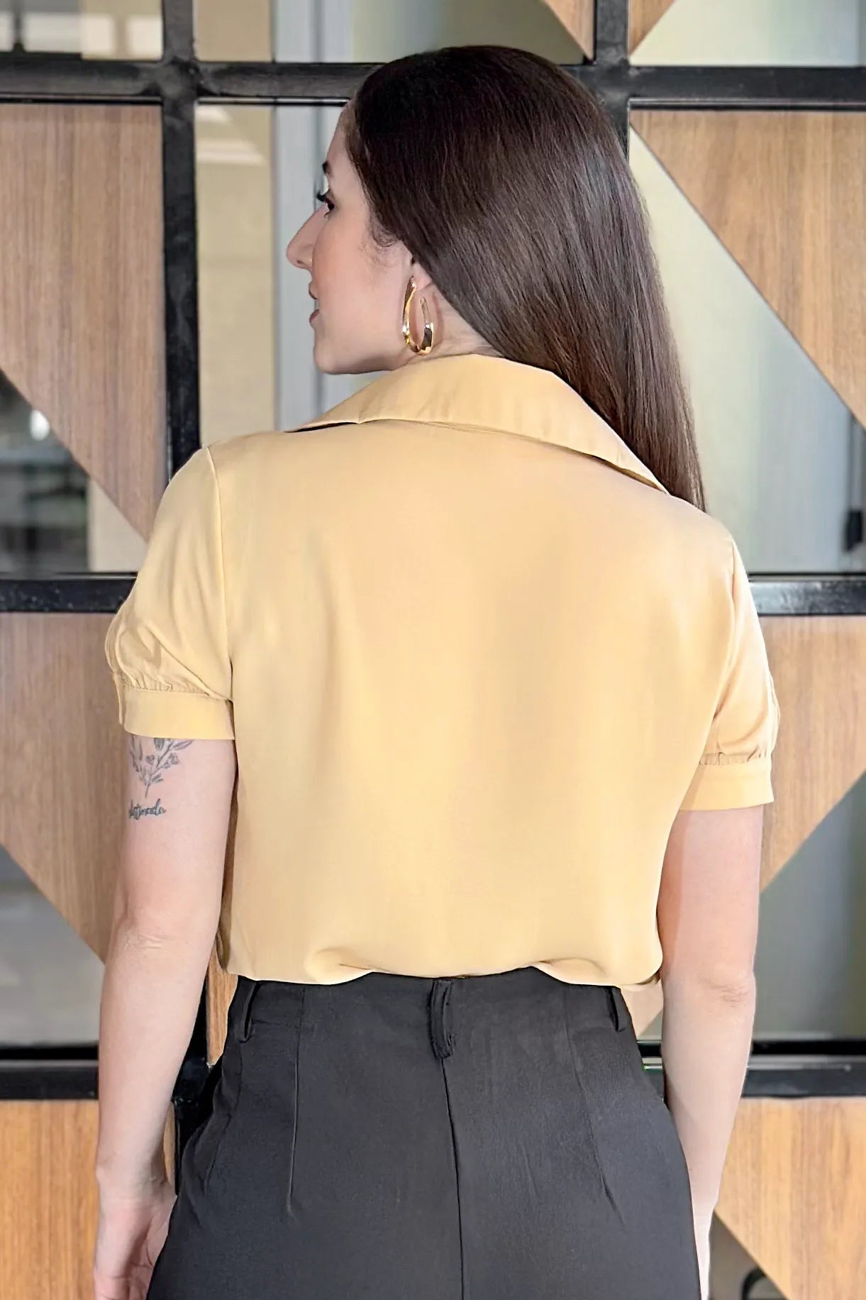 Camisa Em Crepe Detalhe Frente Suzana Bege