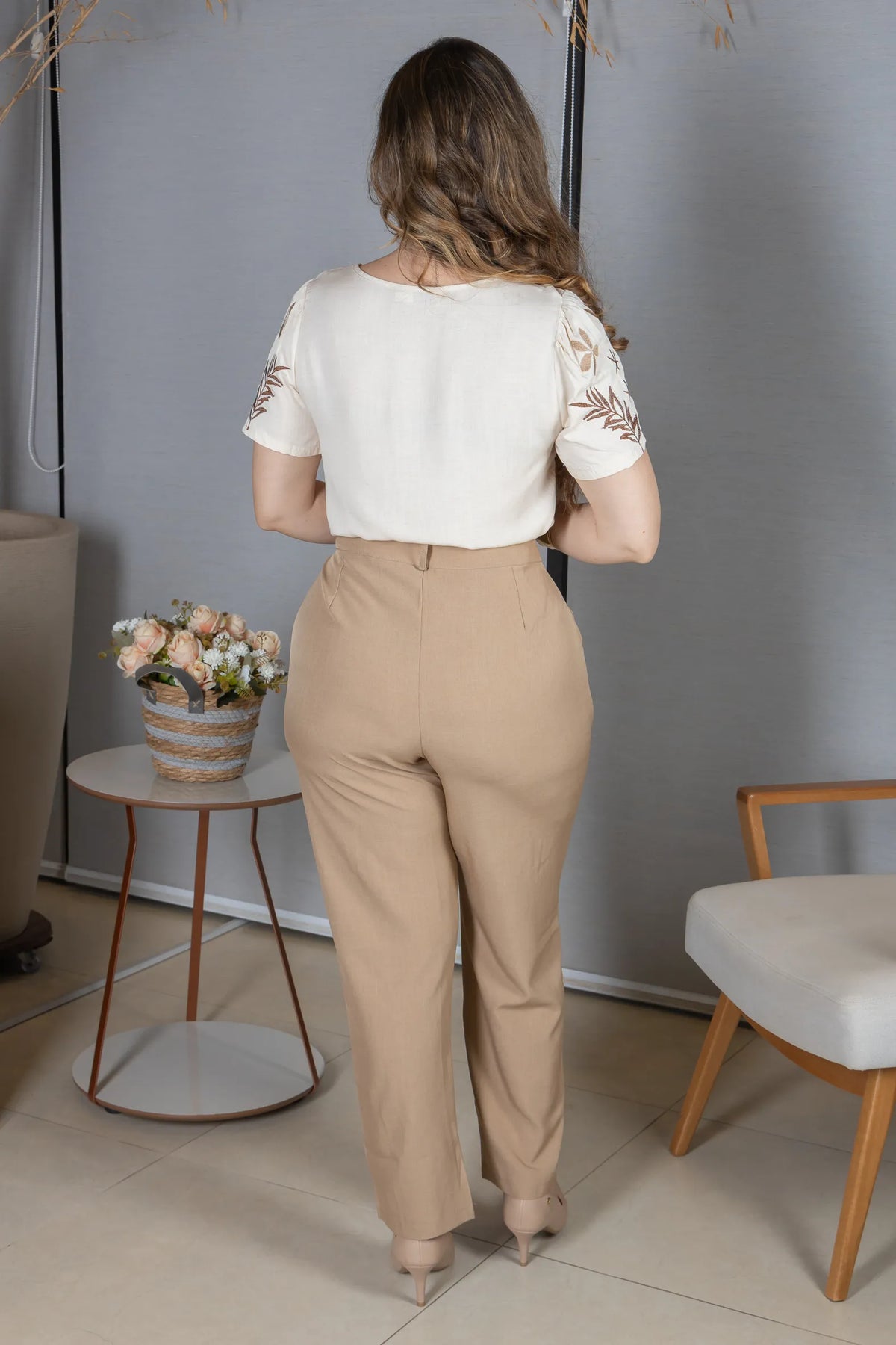 Blusa Manga Curta em Visco-Linho com Detalhes Bordados Flora Creme