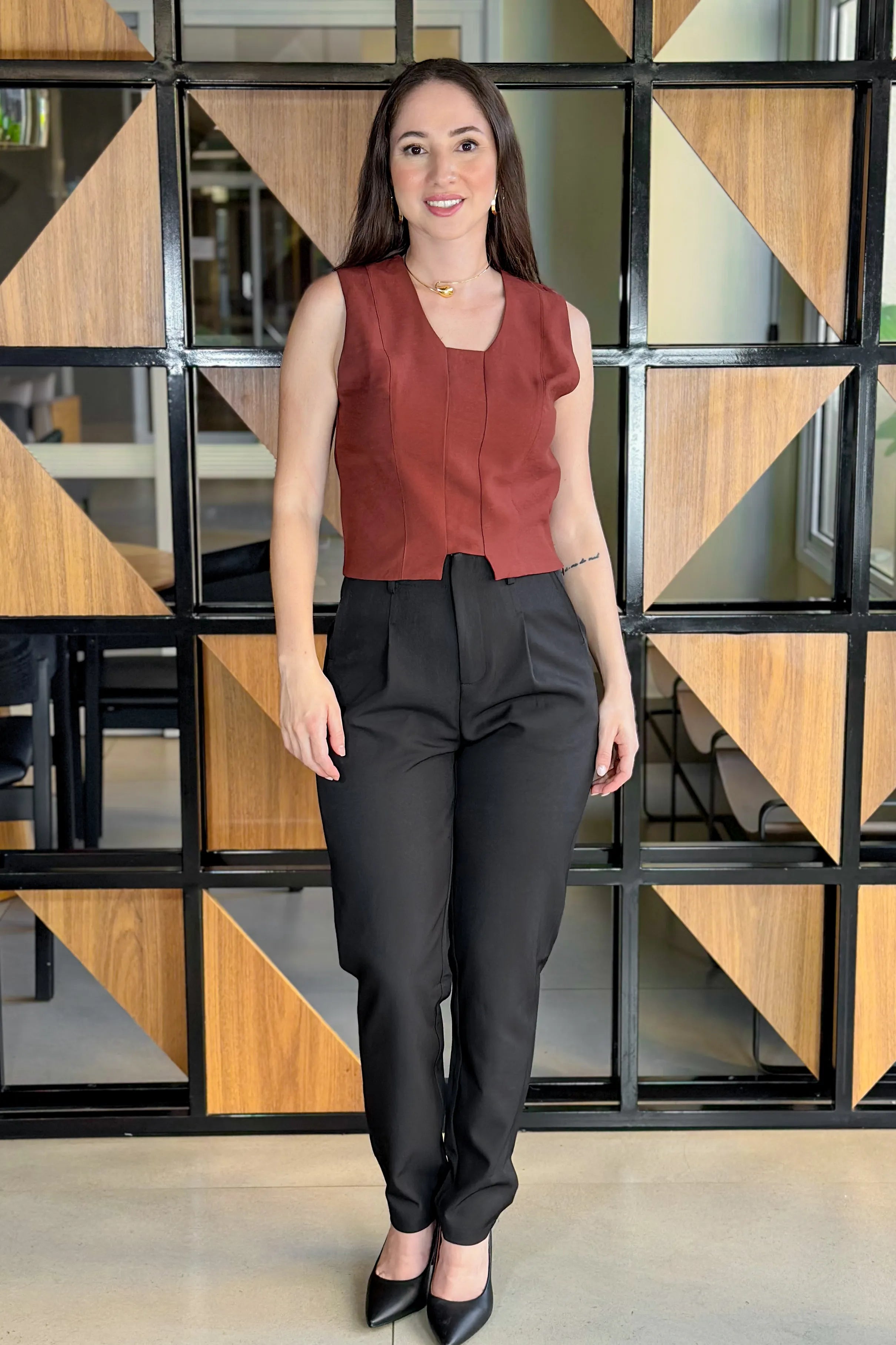 Conjunto: Blusa Regata Visco Touch Detalhe Recorte Frontal Vanessa Marsala + Calça Corte Reto Alfaiataria Detalhe Pregas Daiane Preta