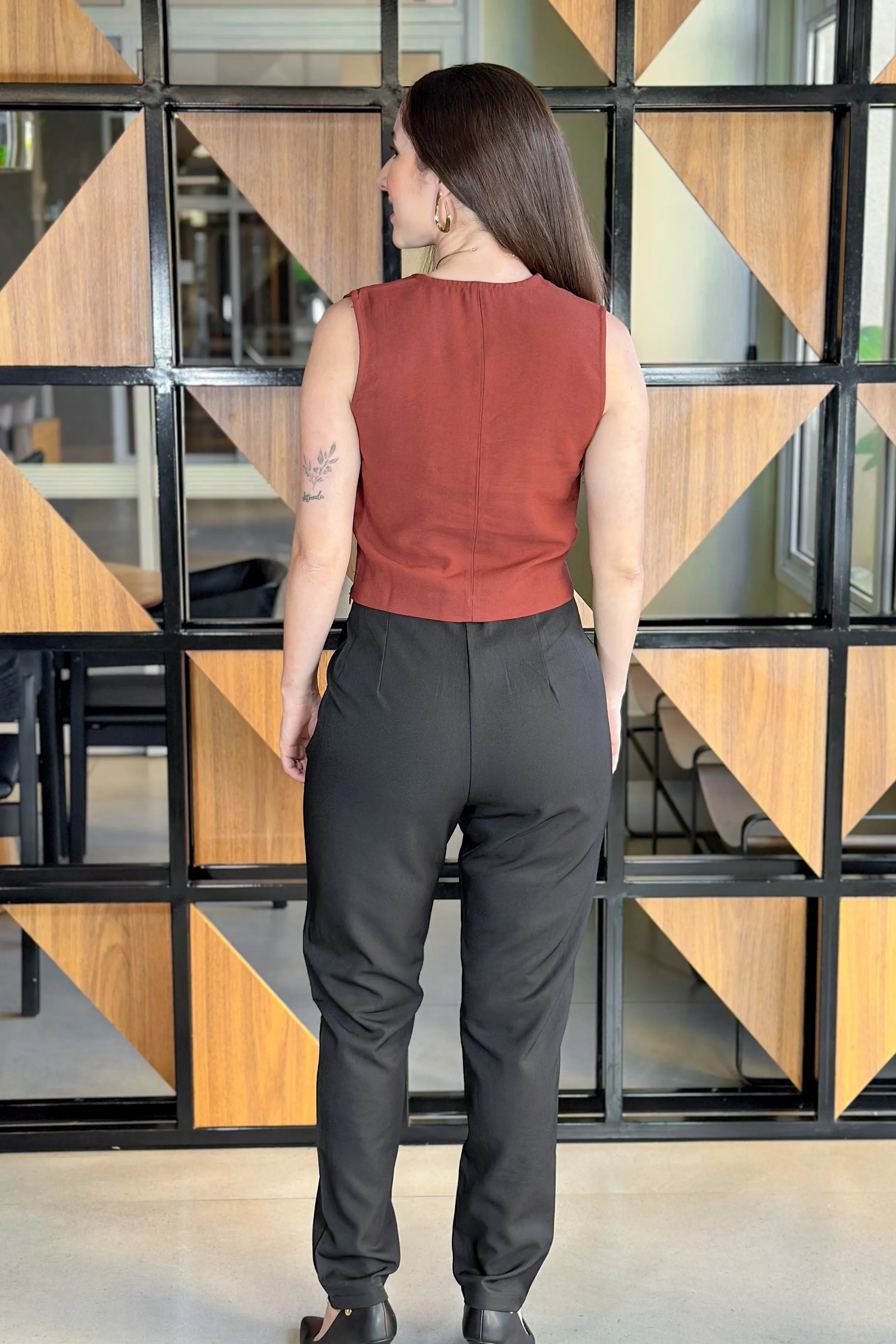 Conjunto: Blusa Regata Visco Touch Detalhe Recorte Frontal Vanessa Marsala + Calça Corte Reto Alfaiataria Detalhe Pregas Daiane Preta