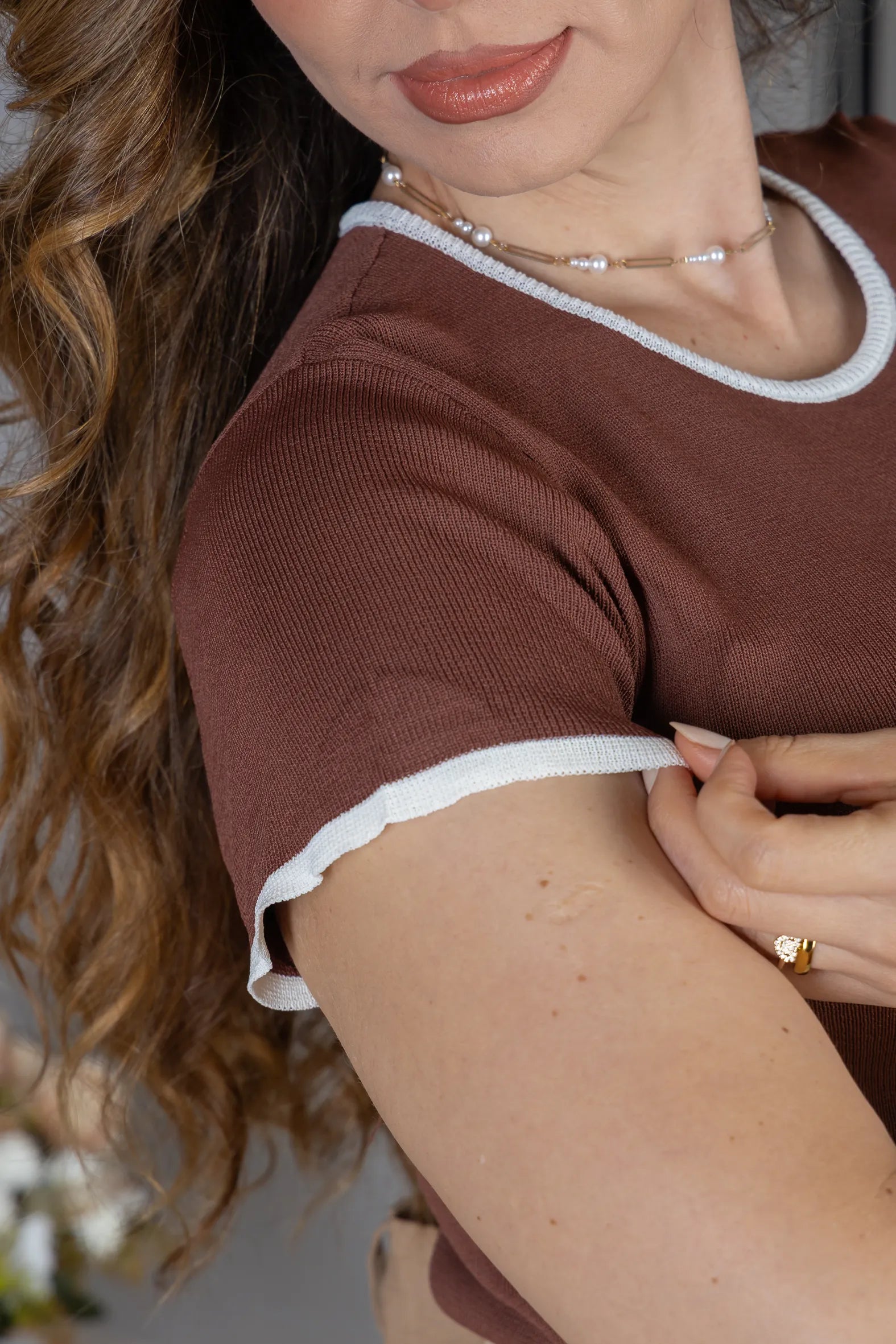 Blusa Manga Curta em Modal com Acabamento Contrastante Madeleine Marrom