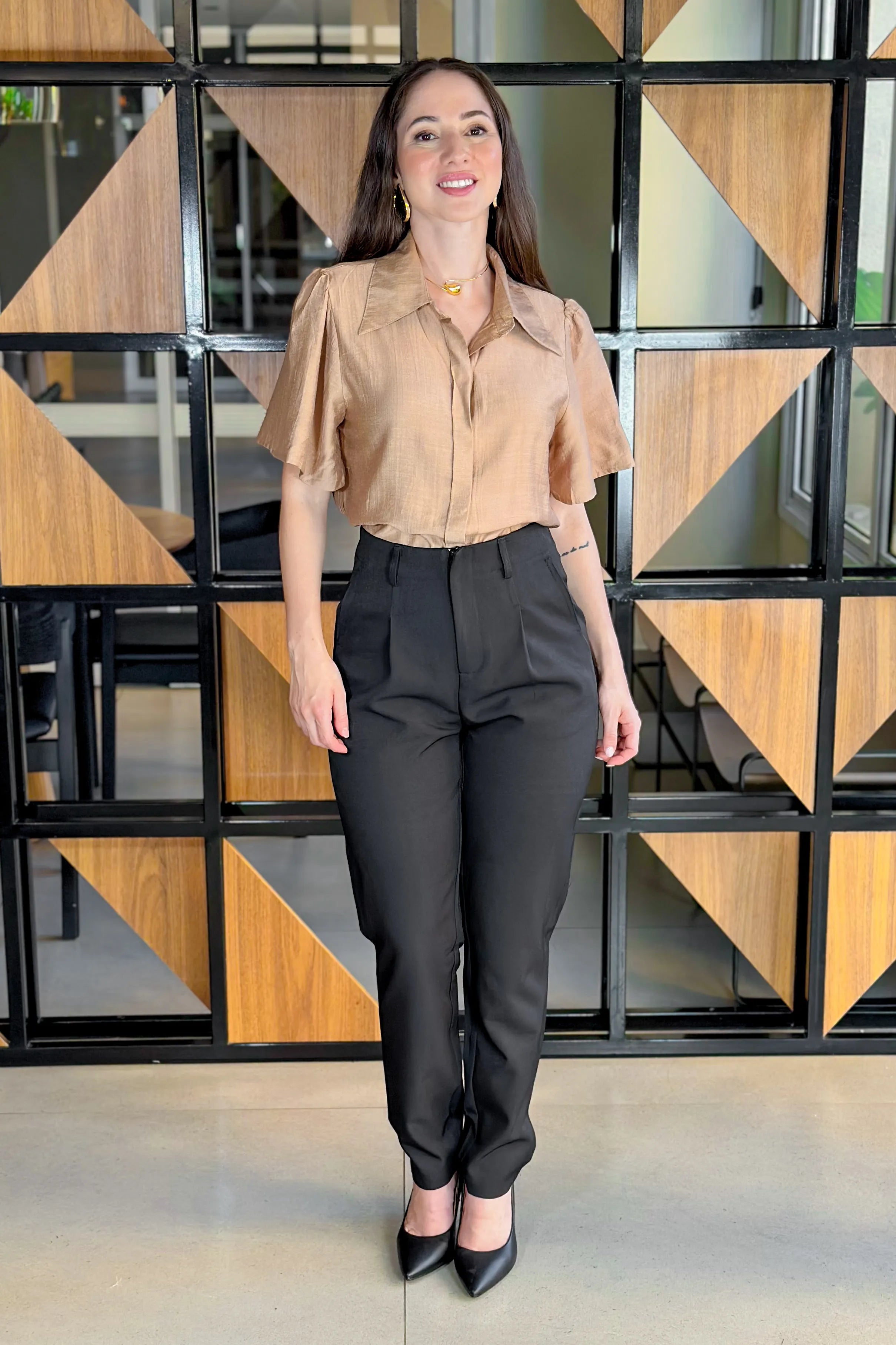 Conjunto: Camisa Manga Curta Visco Acetinado Silvia Marrom + Calça Corte Reto Alfaiataria Detalhe Pregas Daiane Preta