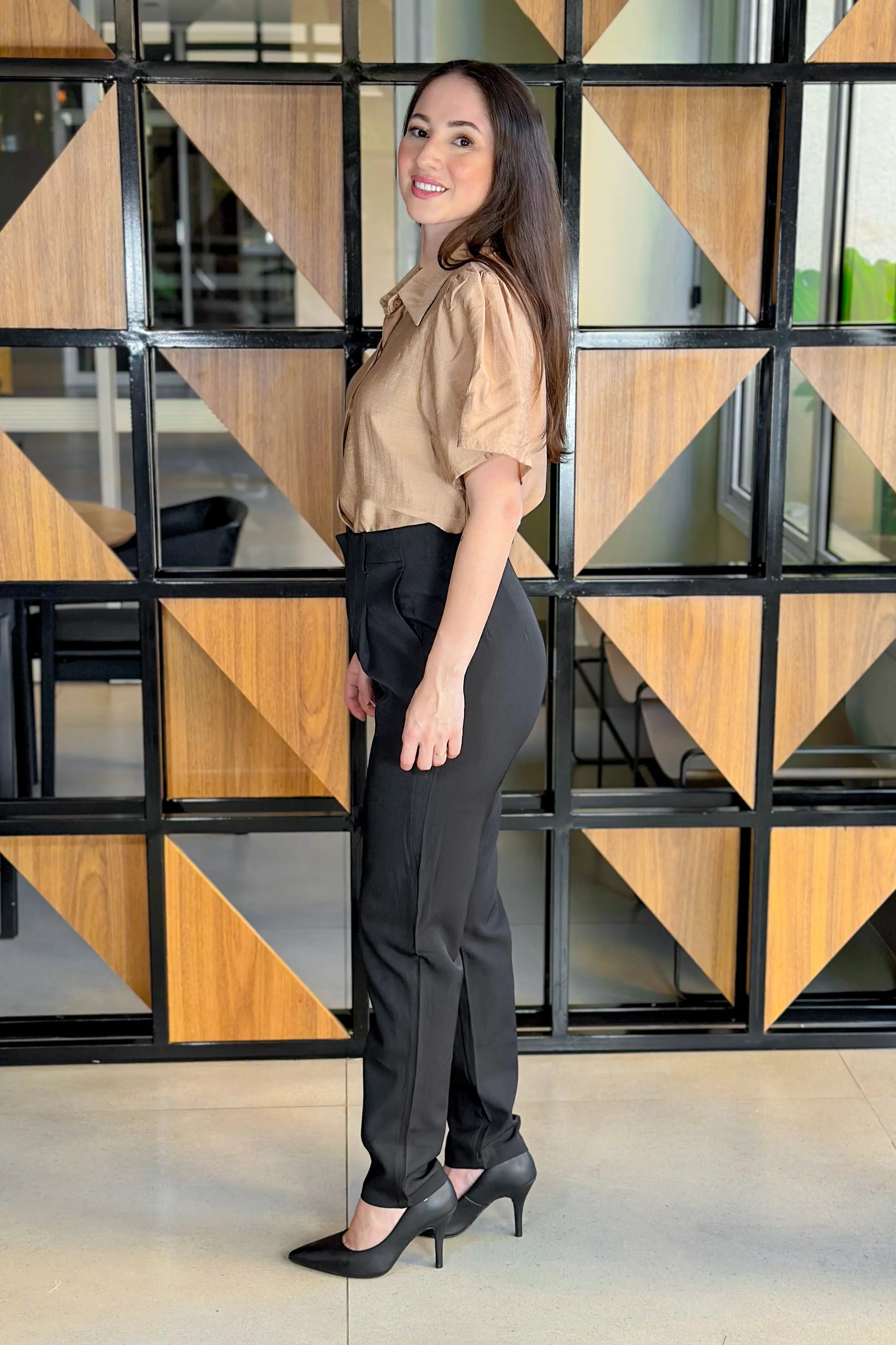 Conjunto: Camisa Manga Curta Visco Acetinado Silvia Marrom + Calça Corte Reto Alfaiataria Detalhe Pregas Daiane Preta