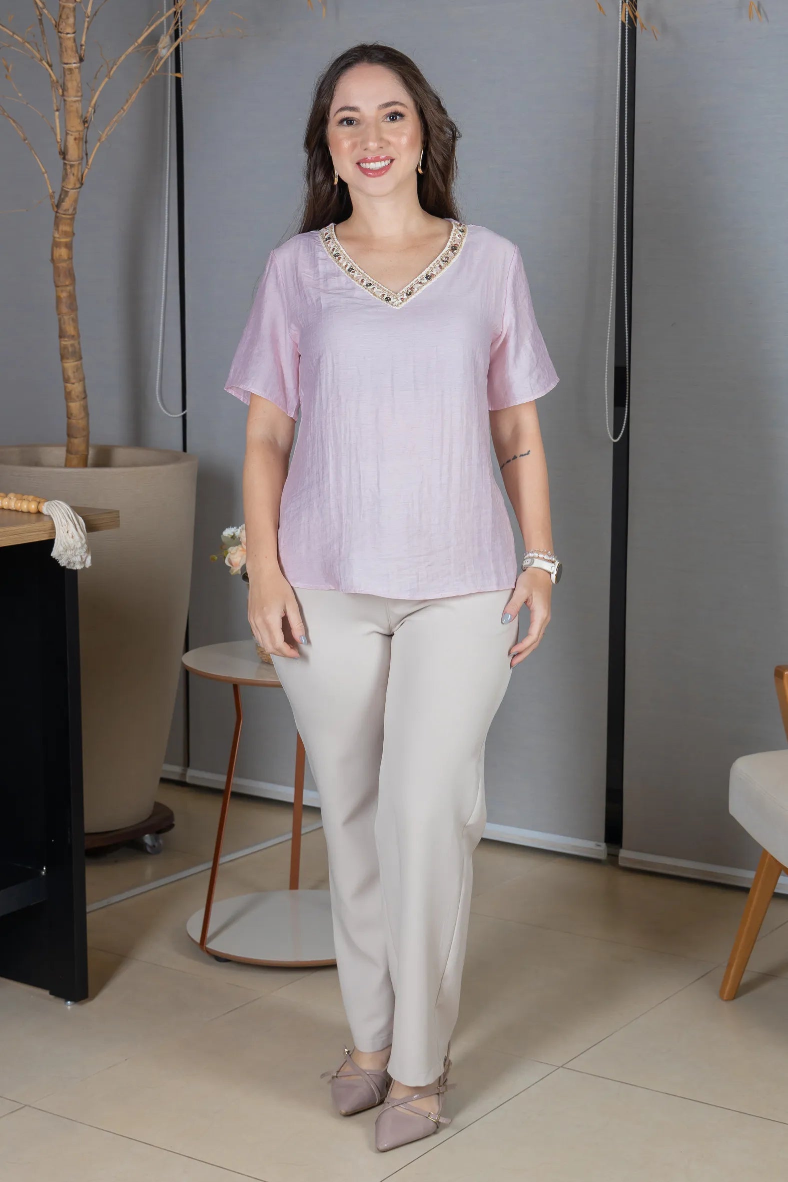 Blusa Manga Curta Decote em "V" em Visco Mix Bordado com Pedraria Leandra Rosa