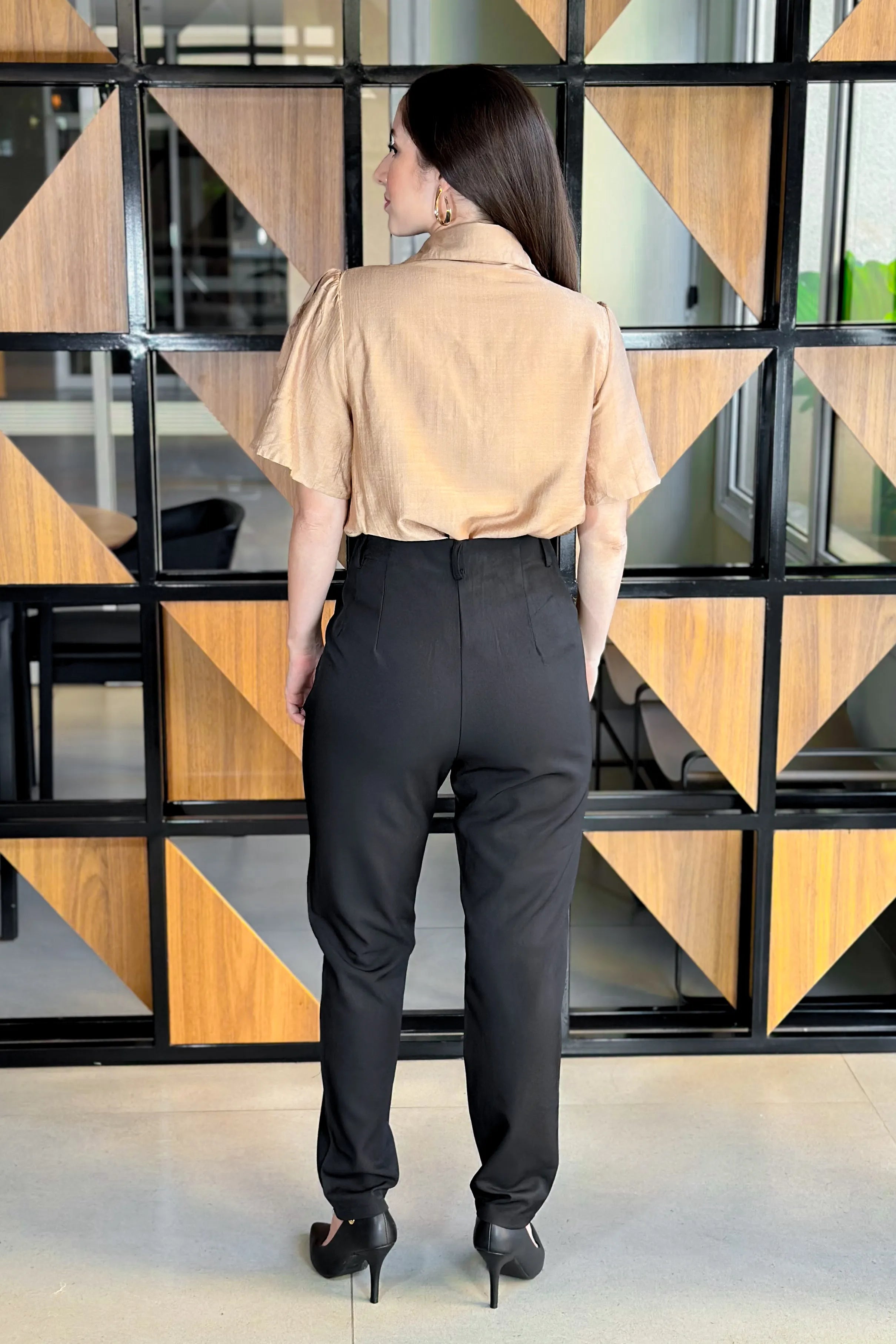 Conjunto: Camisa Manga Curta Visco Acetinado Silvia Marrom + Calça Corte Reto Alfaiataria Detalhe Pregas Daiane Preta