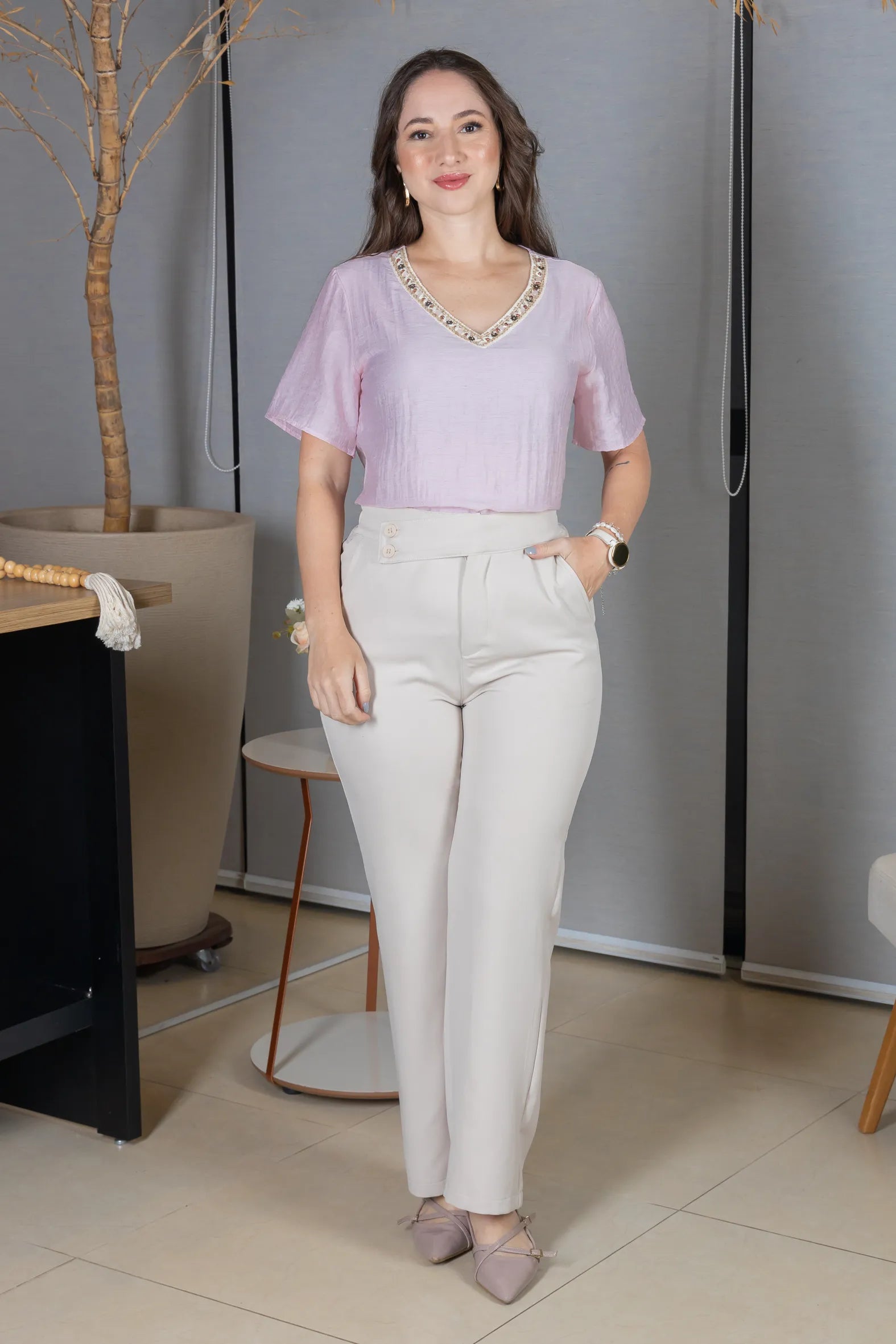 Blusa Manga Curta Decote em "V" em Visco Mix Bordado com Pedraria Leandra Rosa