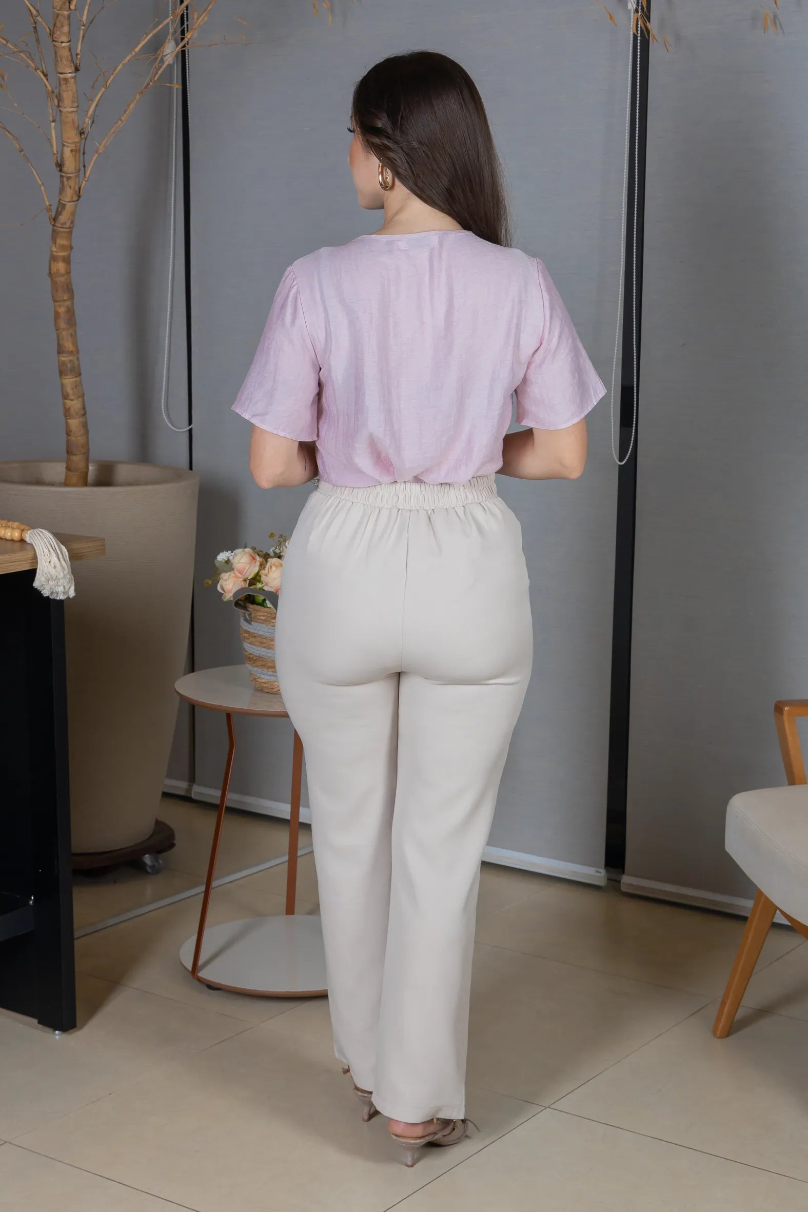 Blusa Manga Curta Decote em "V" em Visco Mix Bordado com Pedraria Leandra Rosa