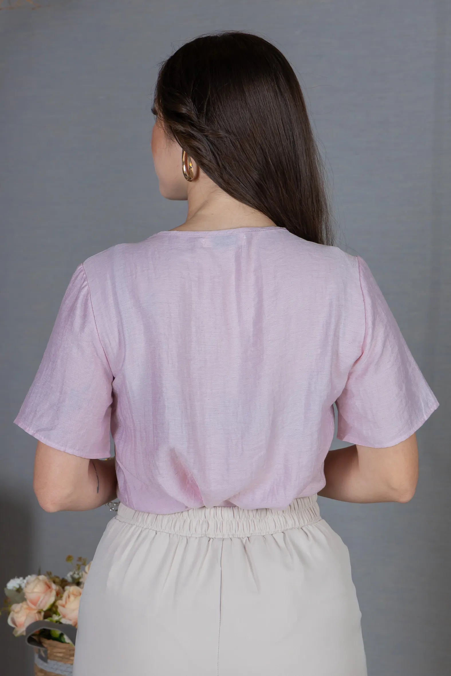 Blusa Manga Curta Decote em "V" em Visco Mix Bordado com Pedraria Leandra Rosa