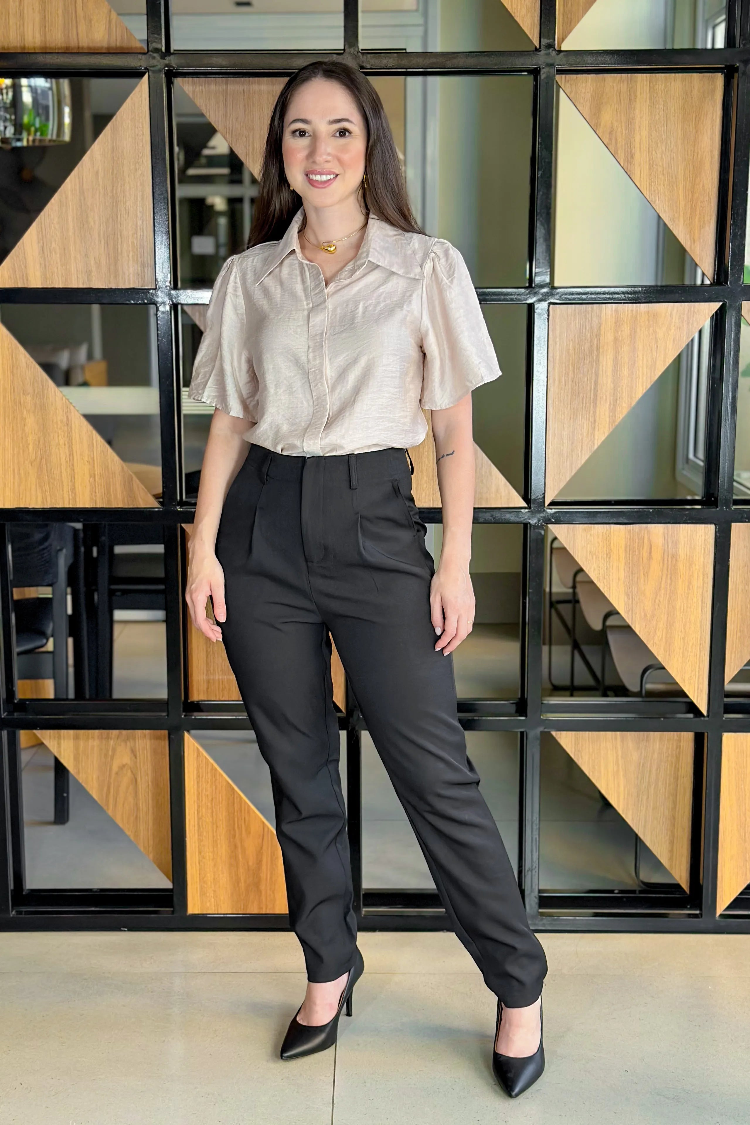 Camisa Manga Curta Visco Acetinado Silvia Bege
