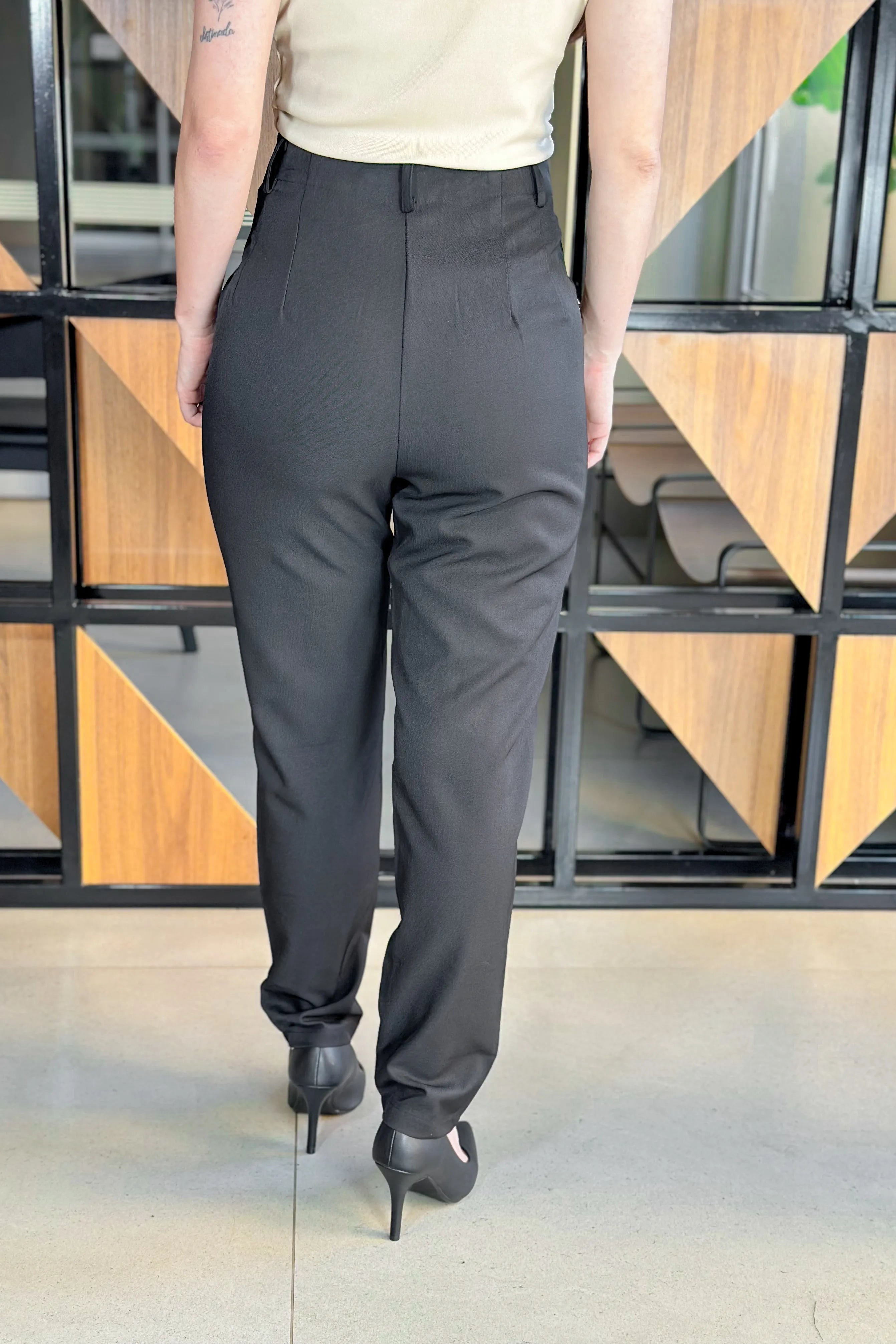 Calça Corte Reto Alfaiataria Detalhe Pregas Daiane Preta