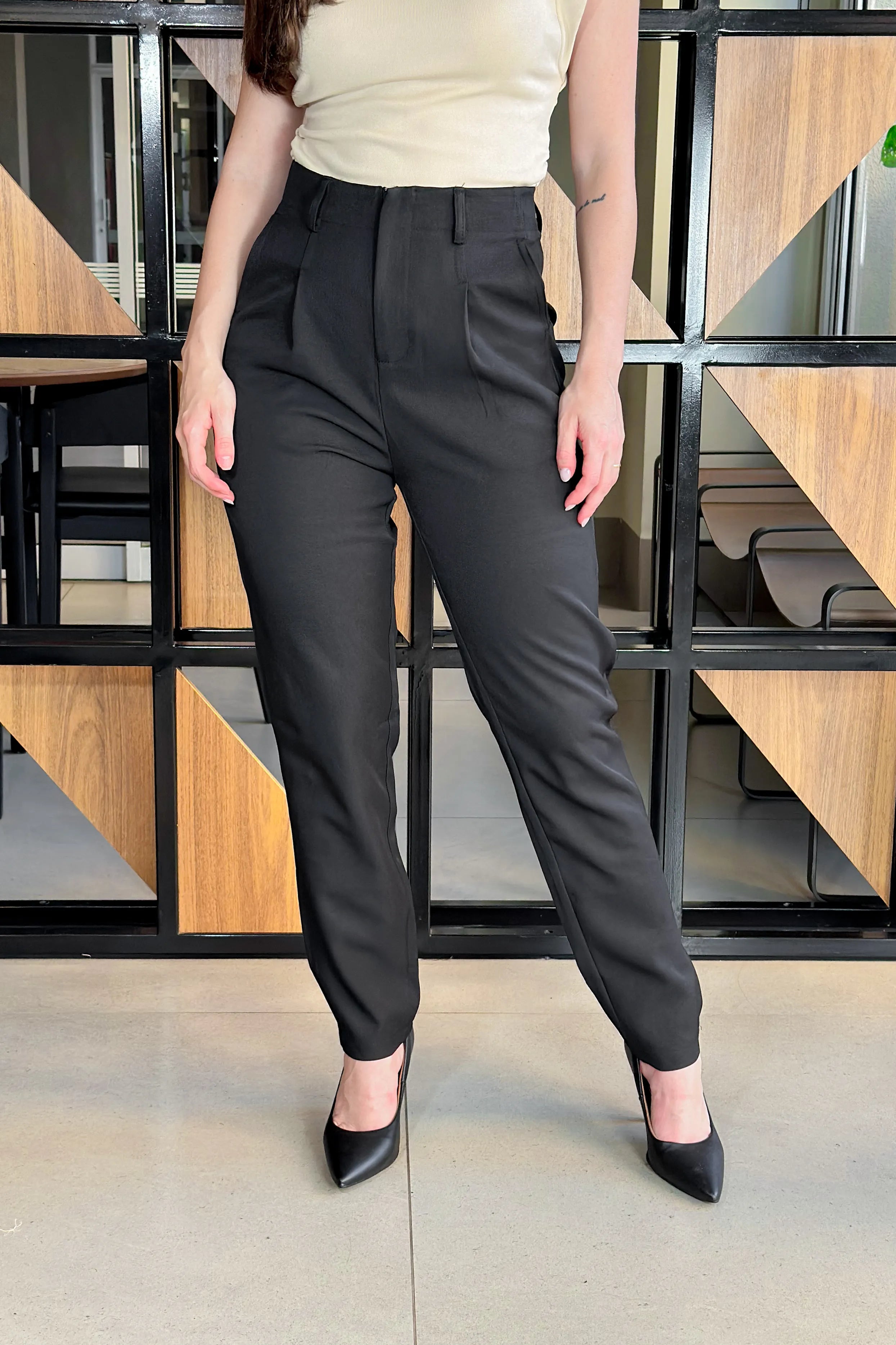 Calça Corte Reto Alfaiataria Detalhe Pregas Daiane Preta