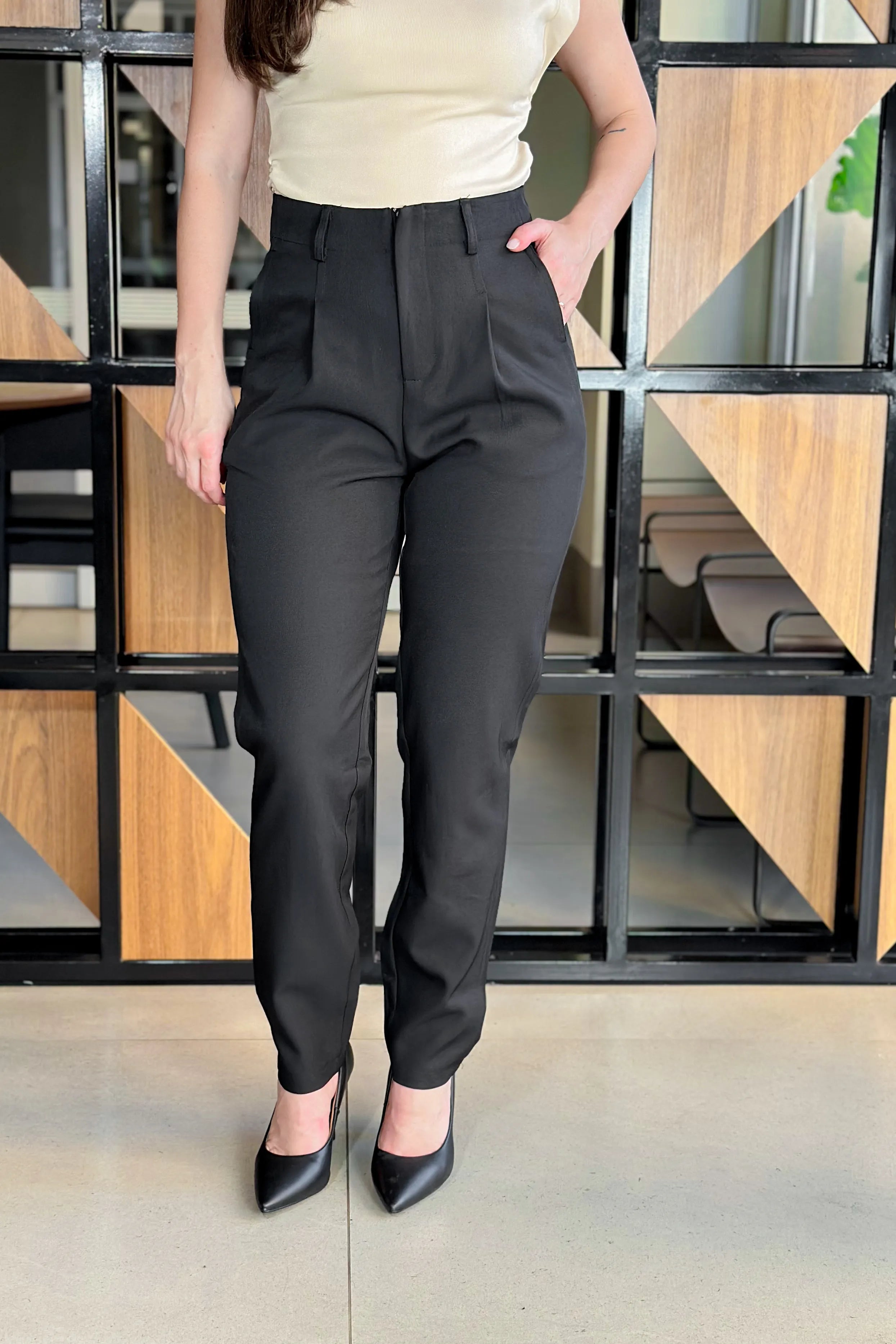 Calça Corte Reto Alfaiataria Detalhe Pregas Daiane Preta