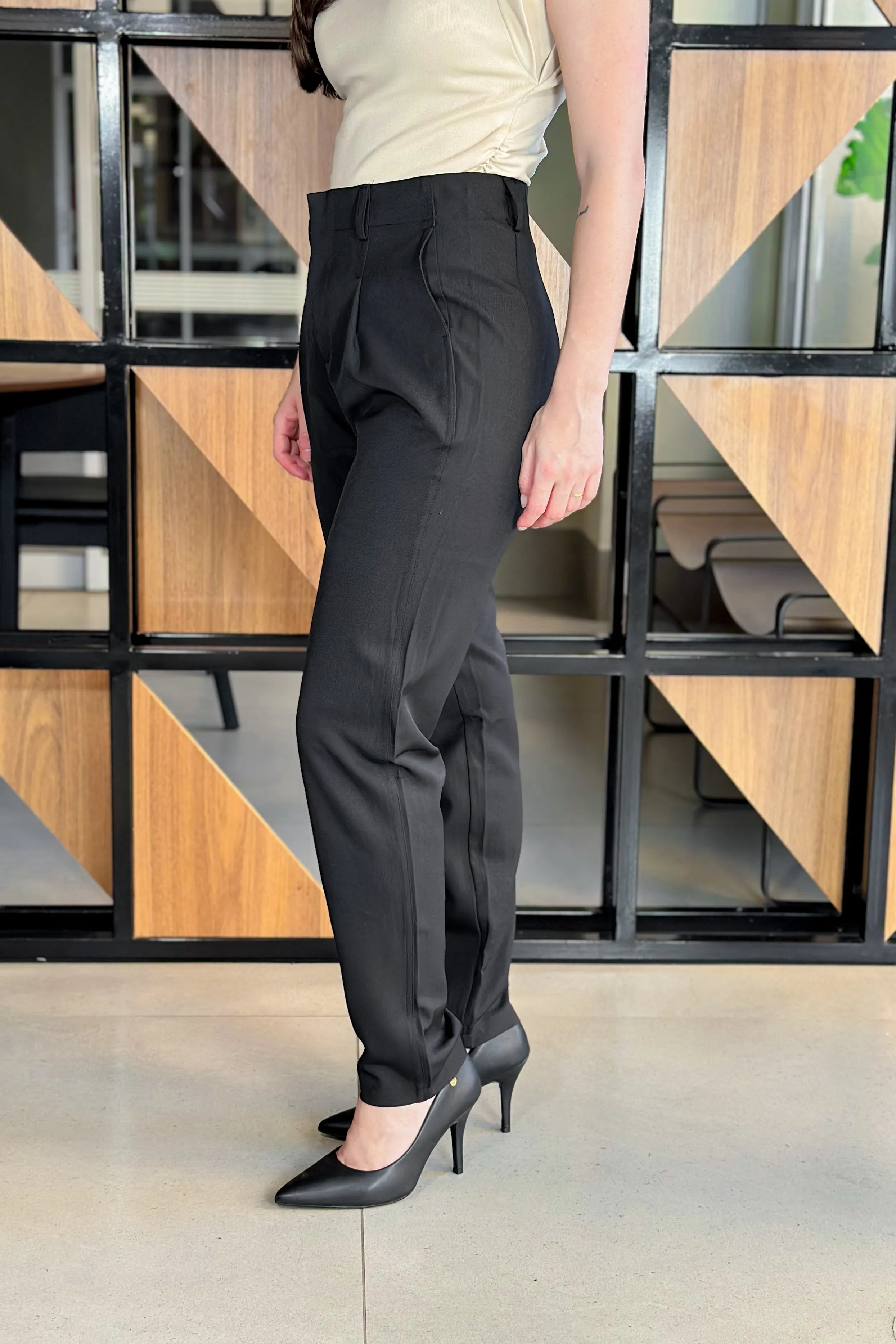 Calça Corte Reto Alfaiataria Detalhe Pregas Daiane Preta