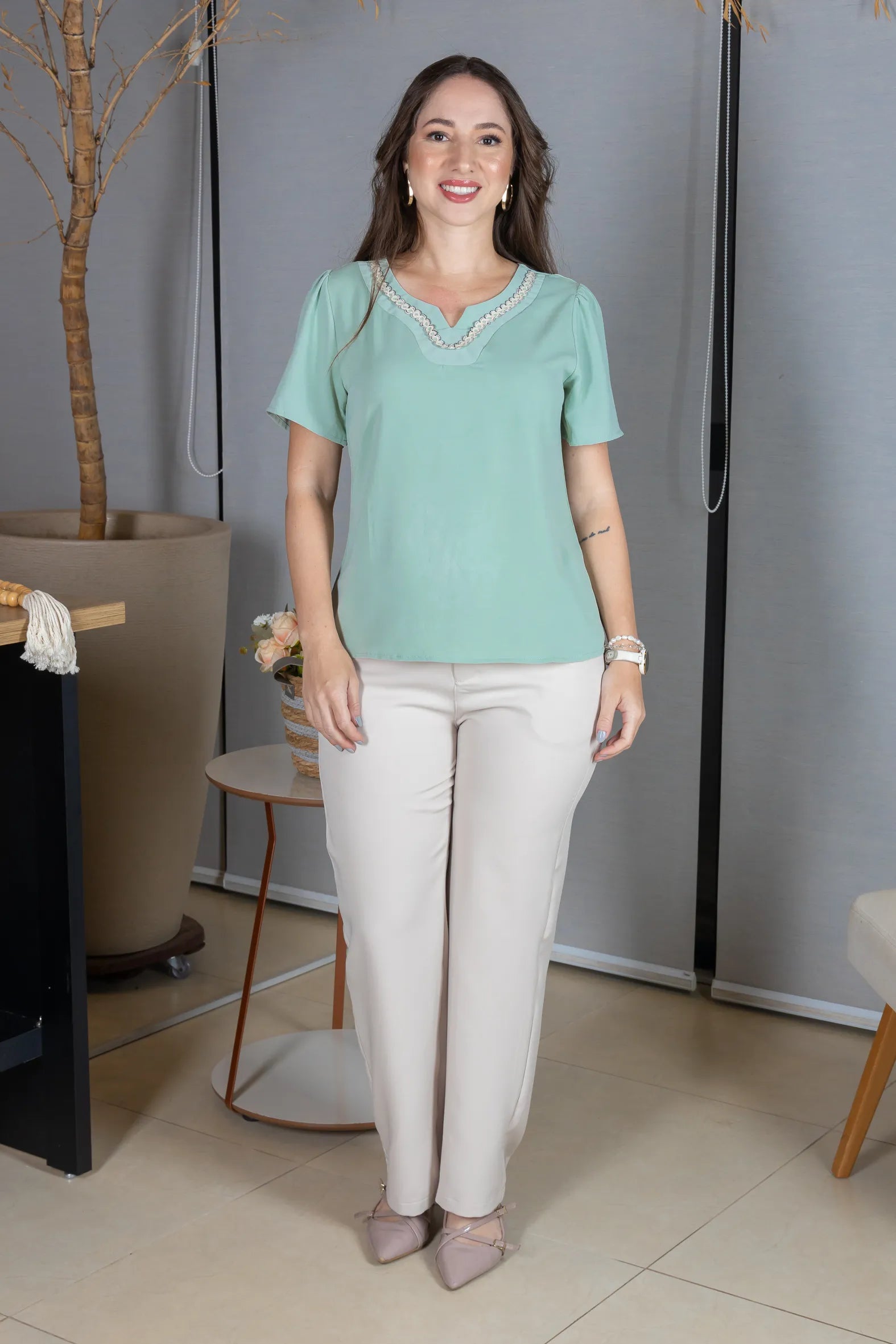 Blusa Manga Curta em Crepe Classic com Decote em "V" e Bordados no Colo Laura Verde