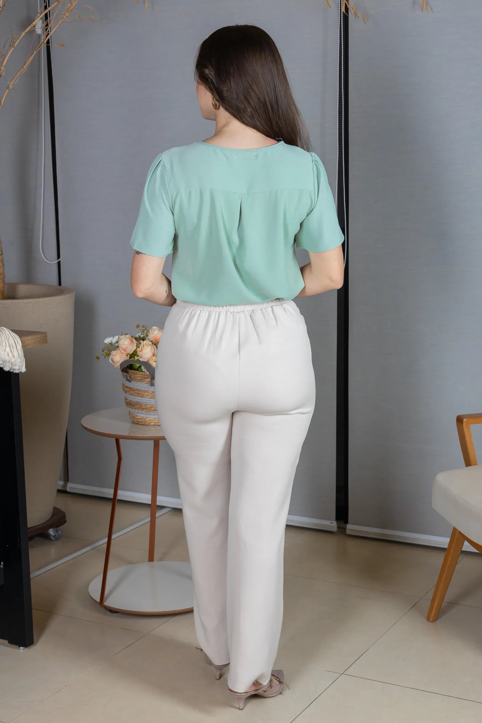 Blusa Manga Curta em Crepe Classic com Decote em "V" e Bordados no Colo Laura Verde