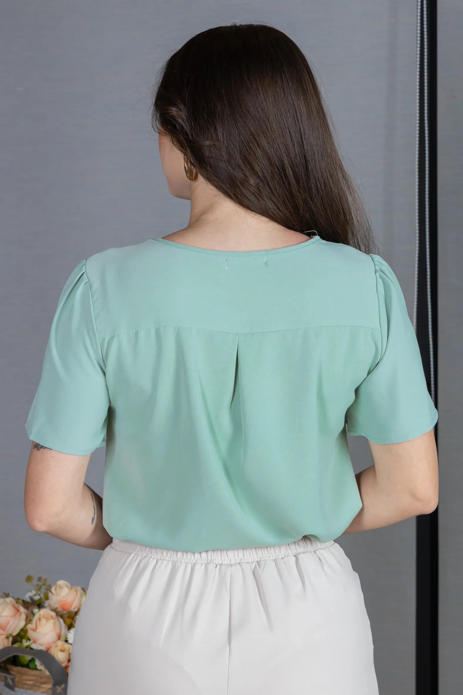Blusa Manga Curta em Crepe Classic com Decote em "V" e Bordados no Colo Laura Verde
