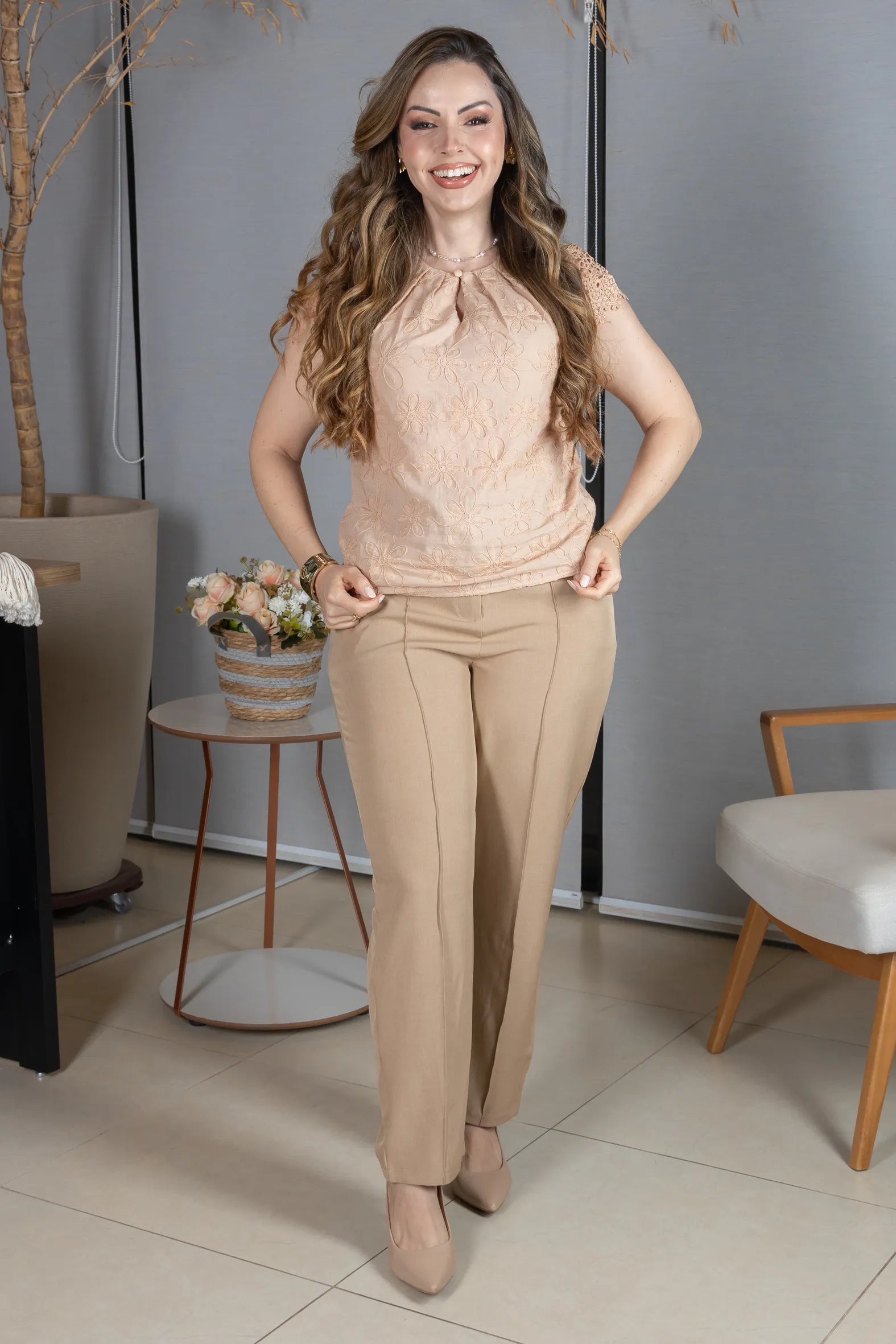 Blusa Manga Curta em Laise com Detalhe em Renda Manuela Bege