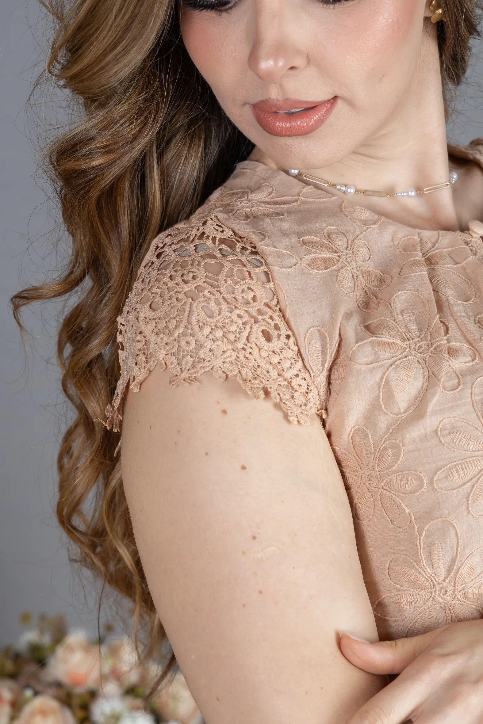 Blusa Manga Curta em Laise com Detalhe em Renda Manuela Bege