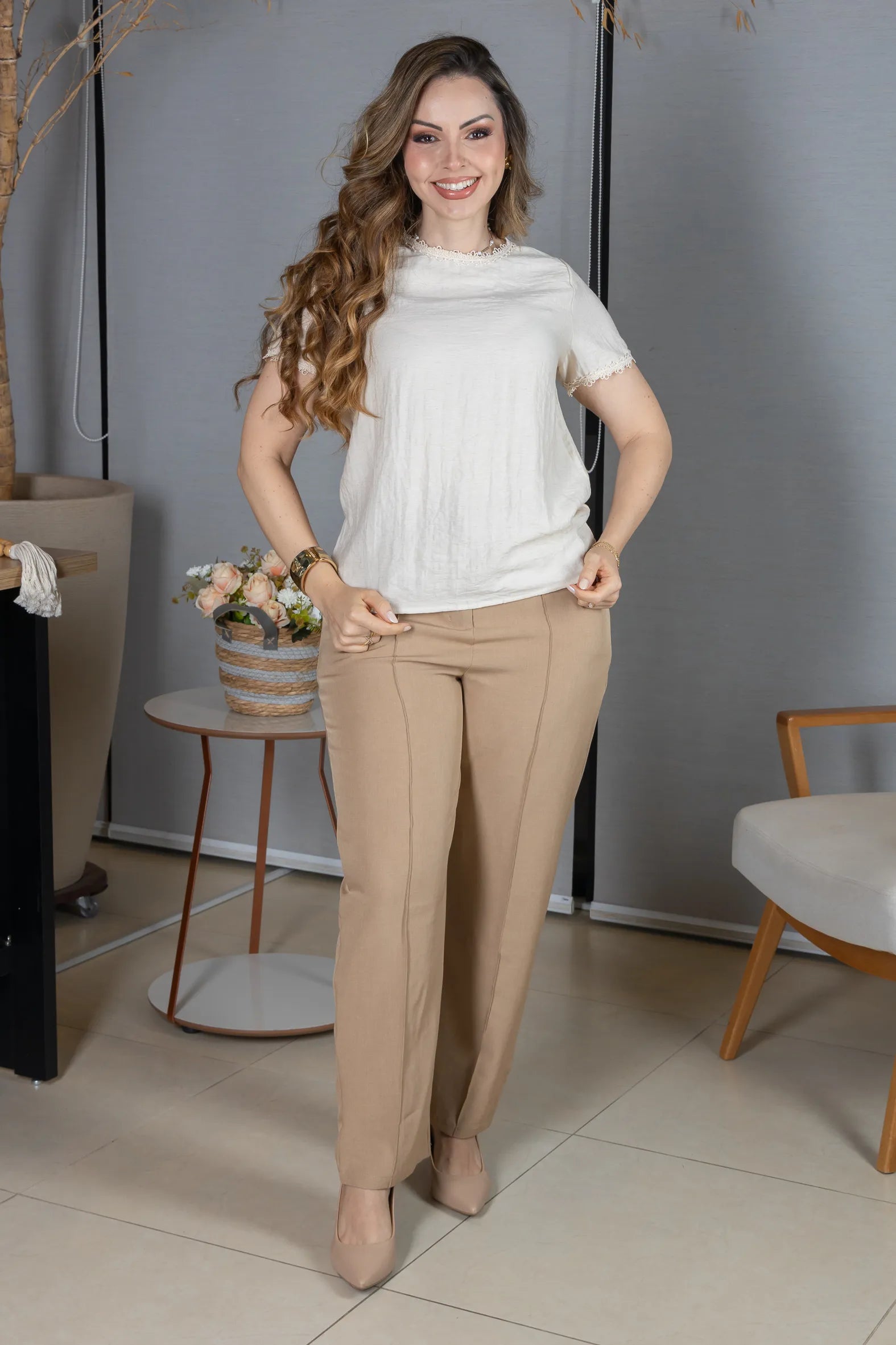 Blusa Manga Curta em Visco Eco Blend com Detalhes Bordados Leila Bege