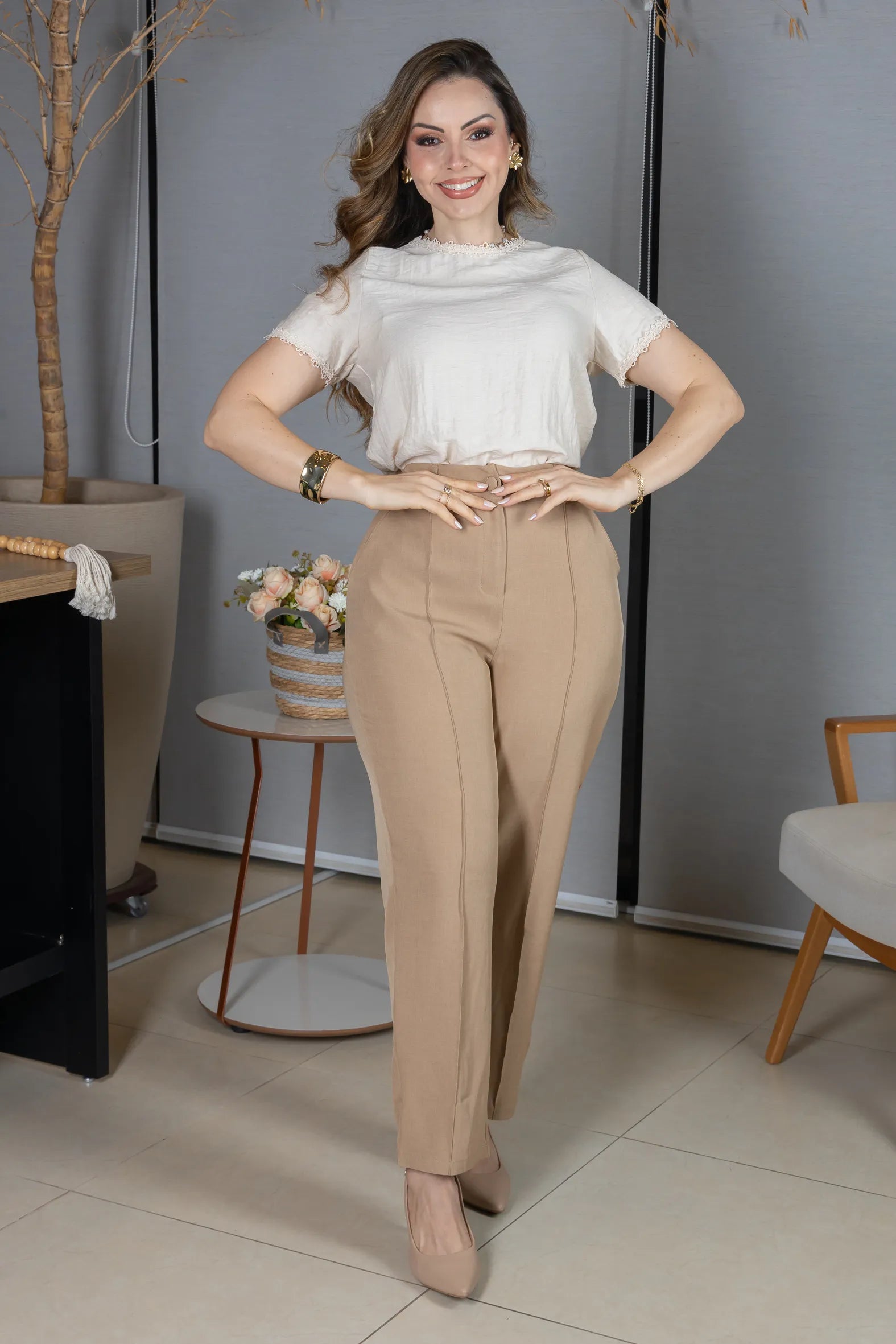 Blusa Manga Curta em Visco Eco Blend com Detalhes Bordados Leila Bege