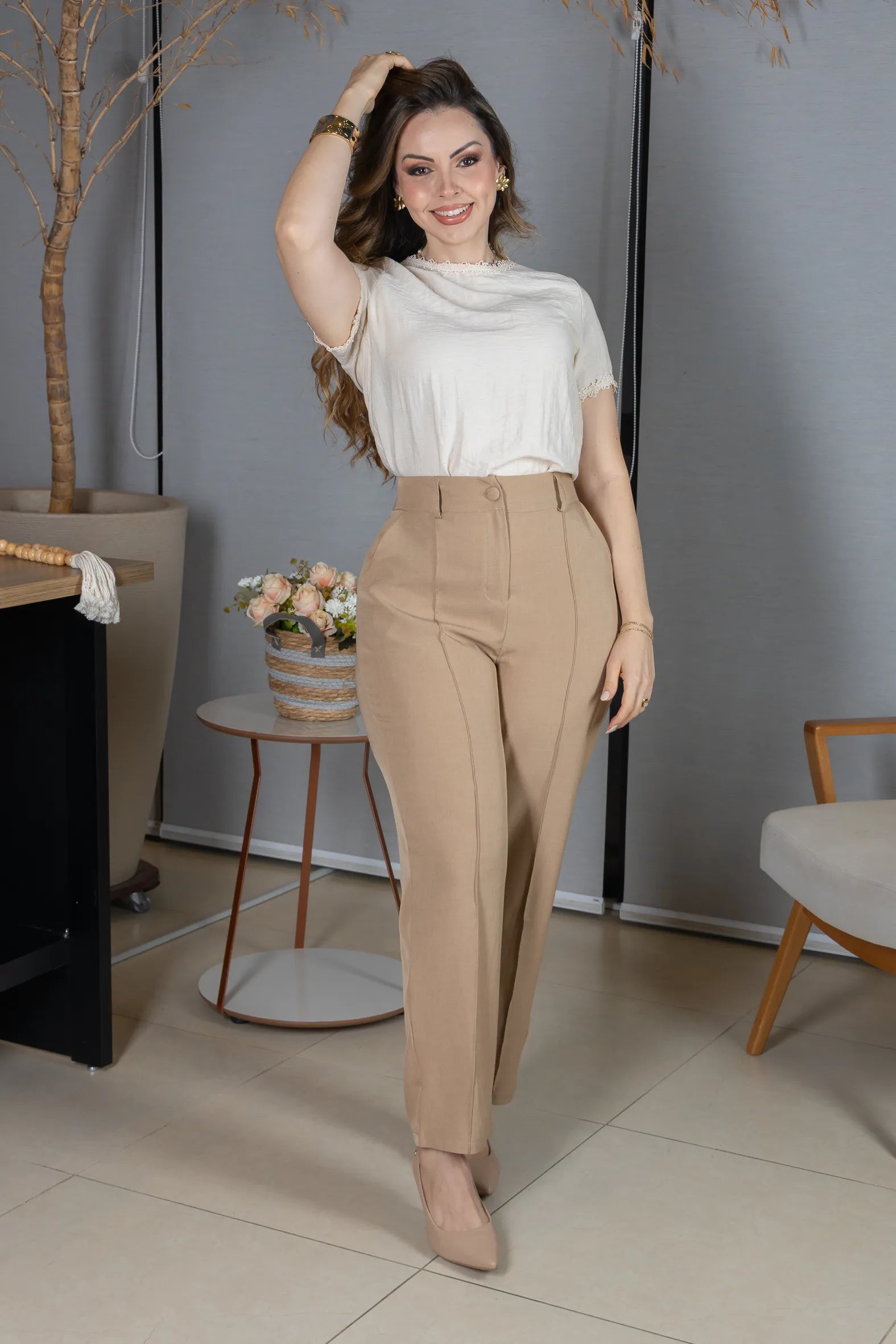 Blusa Manga Curta em Visco Eco Blend com Detalhes Bordados Leila Bege