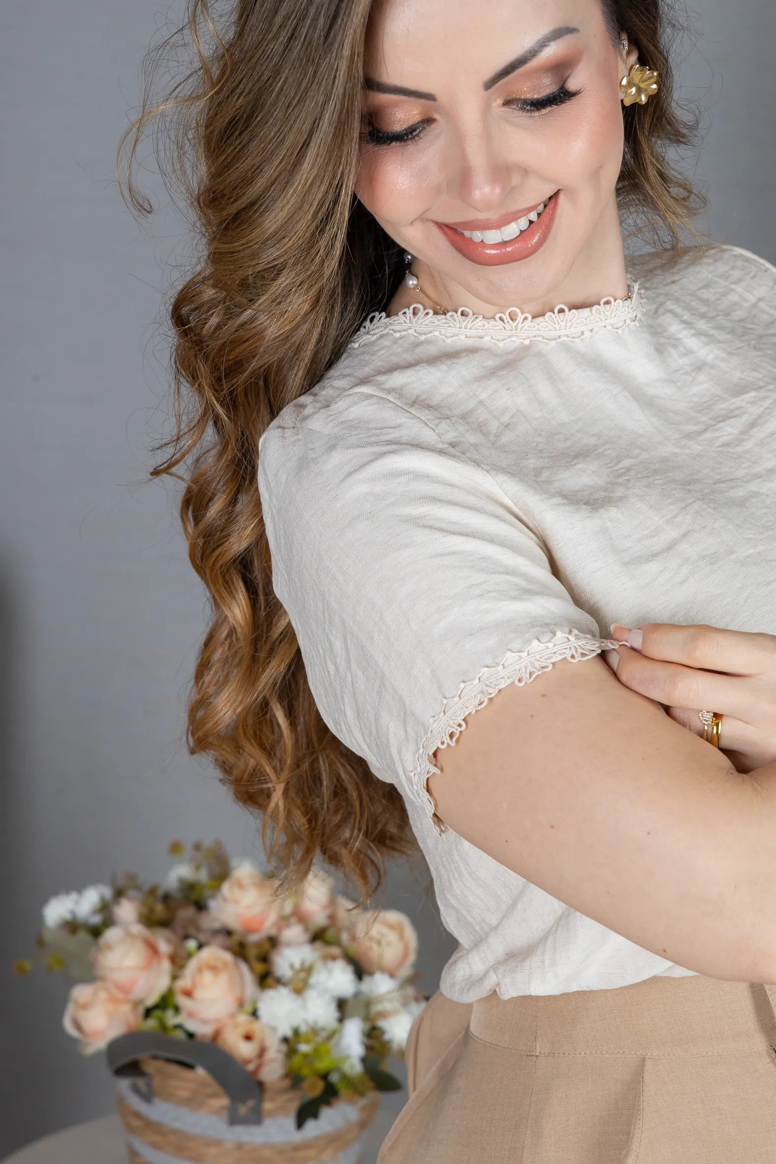 Blusa Manga Curta em Visco Eco Blend com Detalhes Bordados Leila Bege