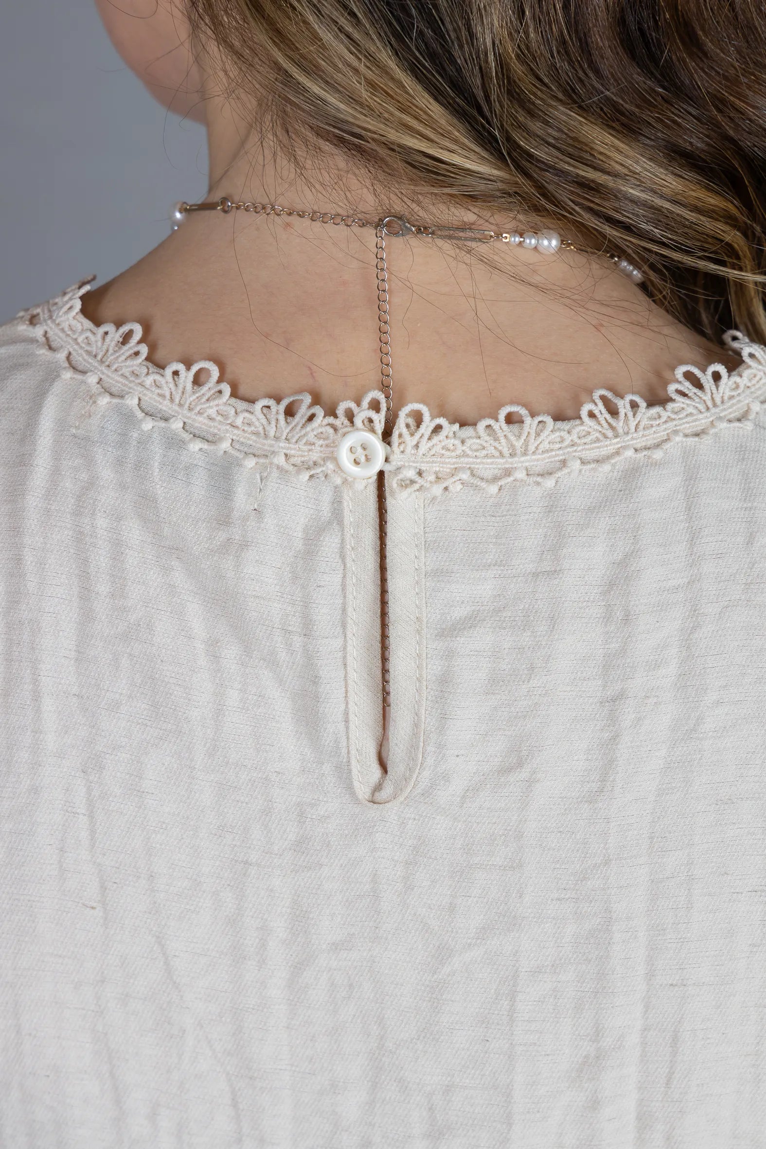 Blusa Manga Curta em Visco Eco Blend com Detalhes Bordados Leila Bege