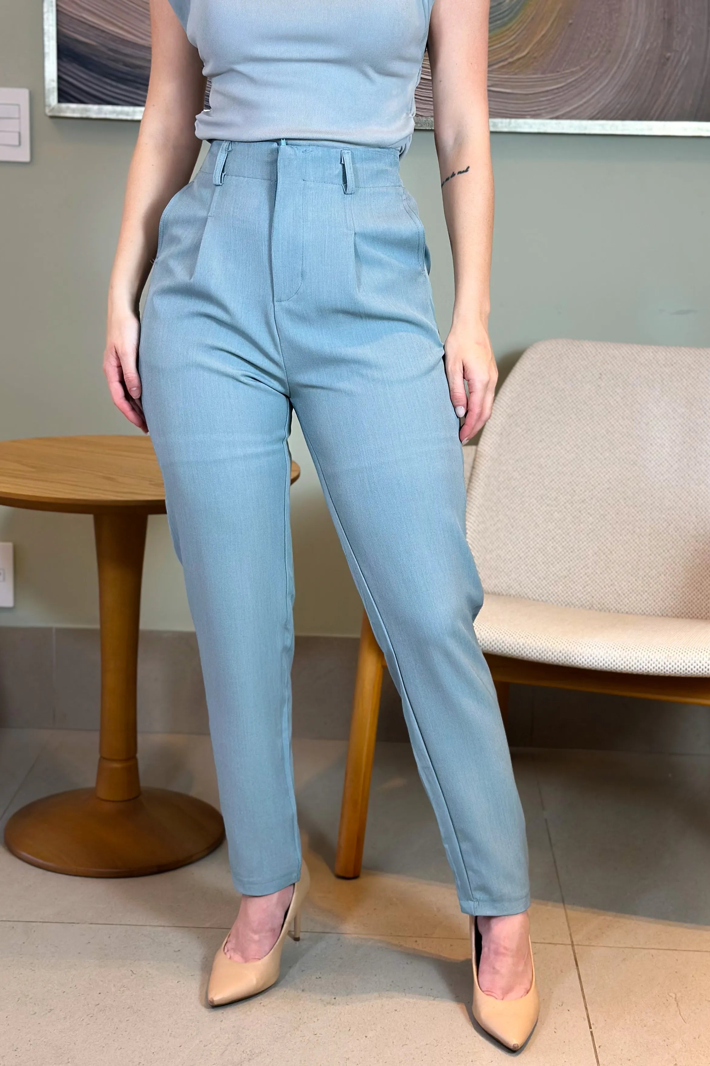 Calça Corte Reto Alfaiataria Detalhe Pregas Daiane Azul Claro
