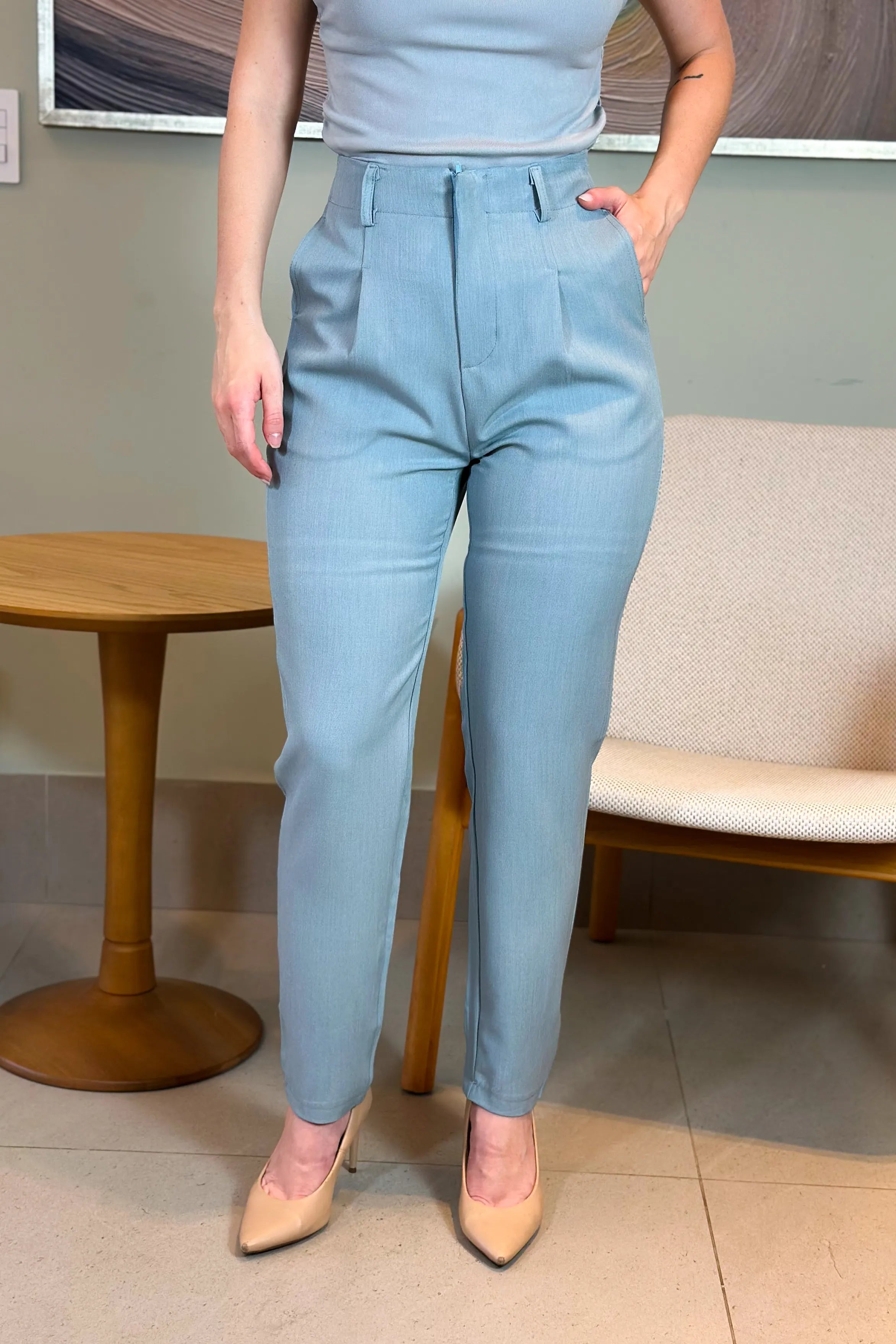 Calça Corte Reto Alfaiataria Detalhe Pregas Daiane Azul Claro