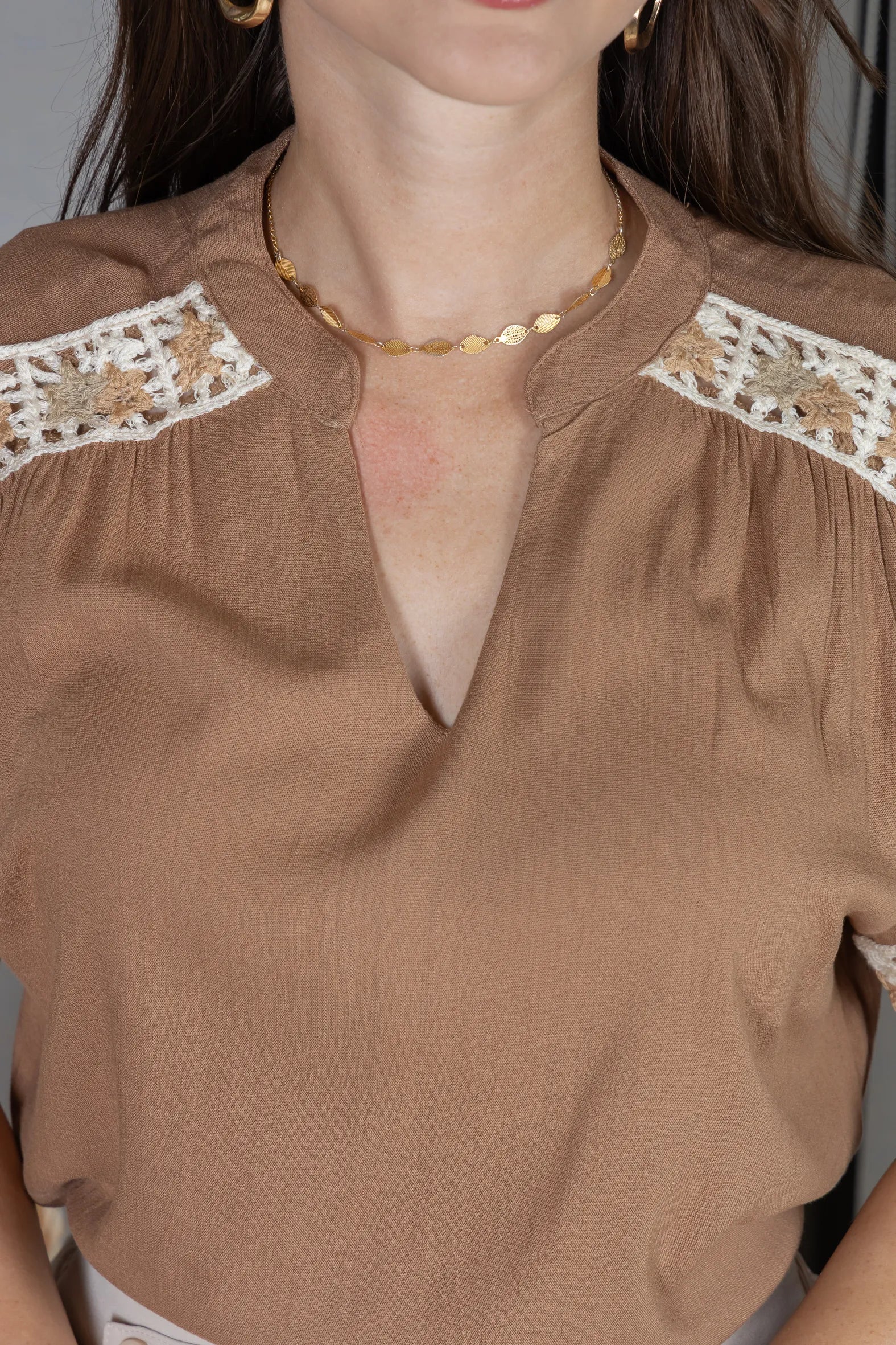 Blusa Manga Curta Decote em "V" Visco Linen com Detalhes Bordados Beatrice Marrom