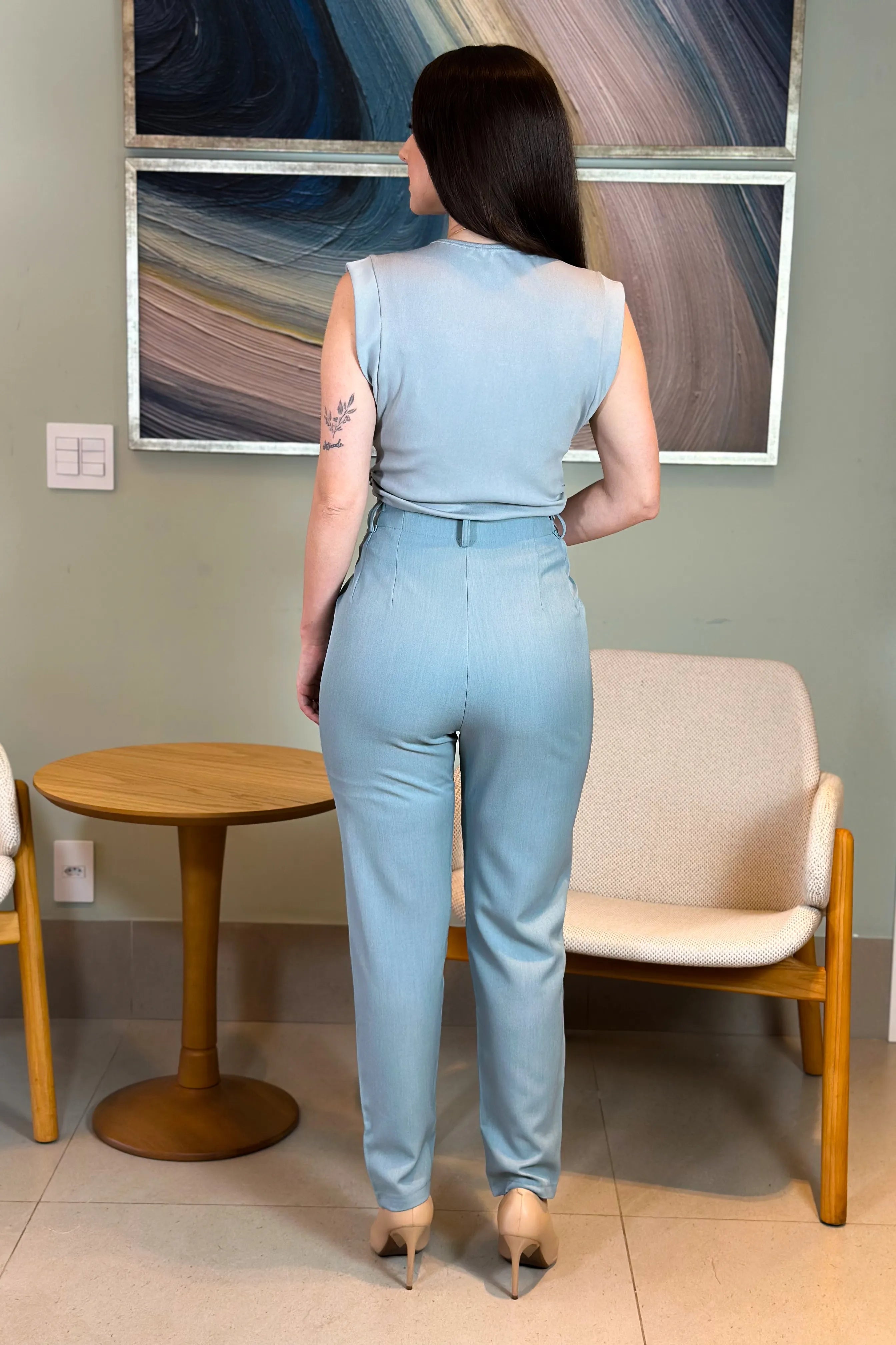 Calça Corte Reto Alfaiataria Detalhe Pregas Daiane Azul Claro