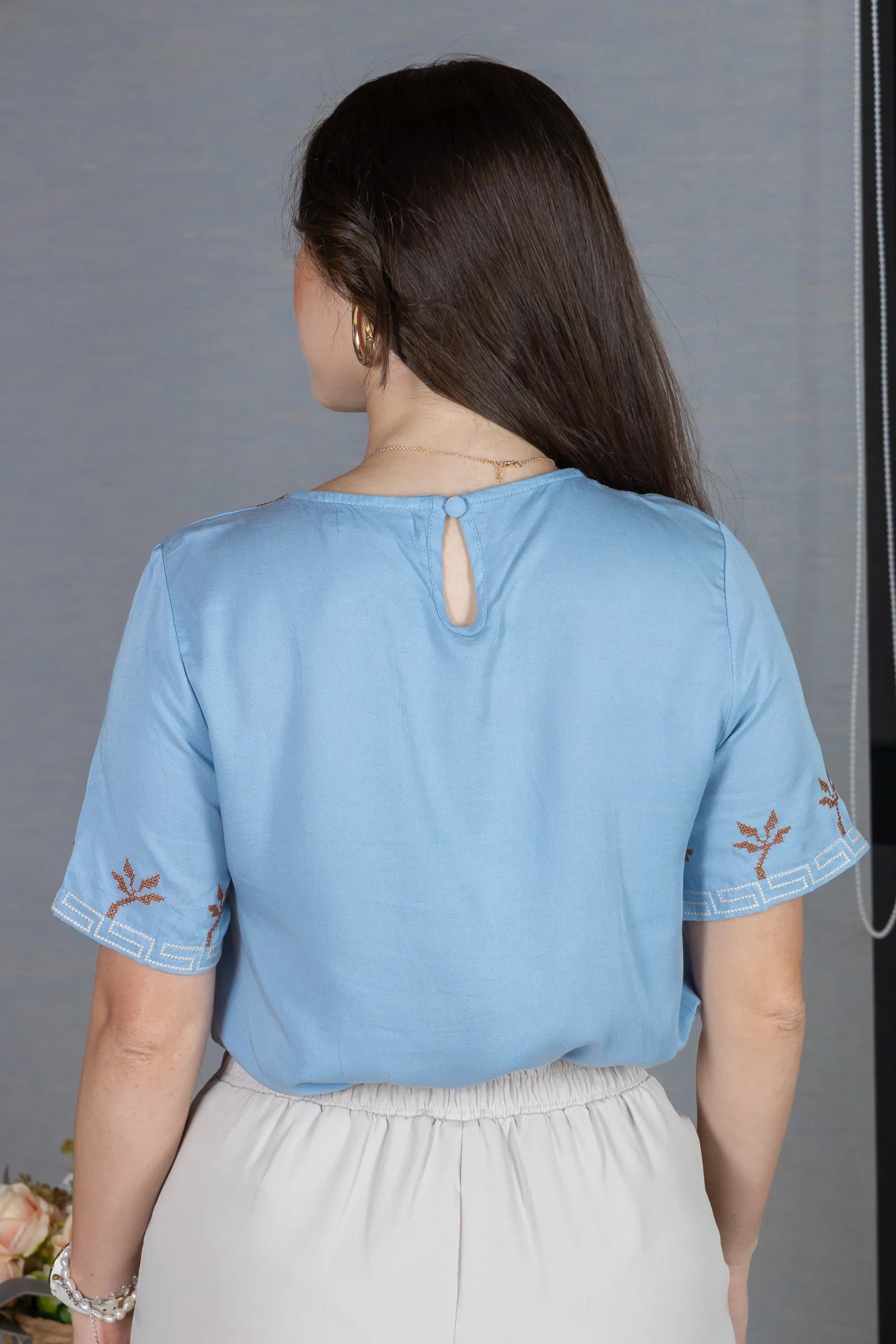 Blusa Manga Curta em Visco Mix com Detalhes Bordados Catarina Azul