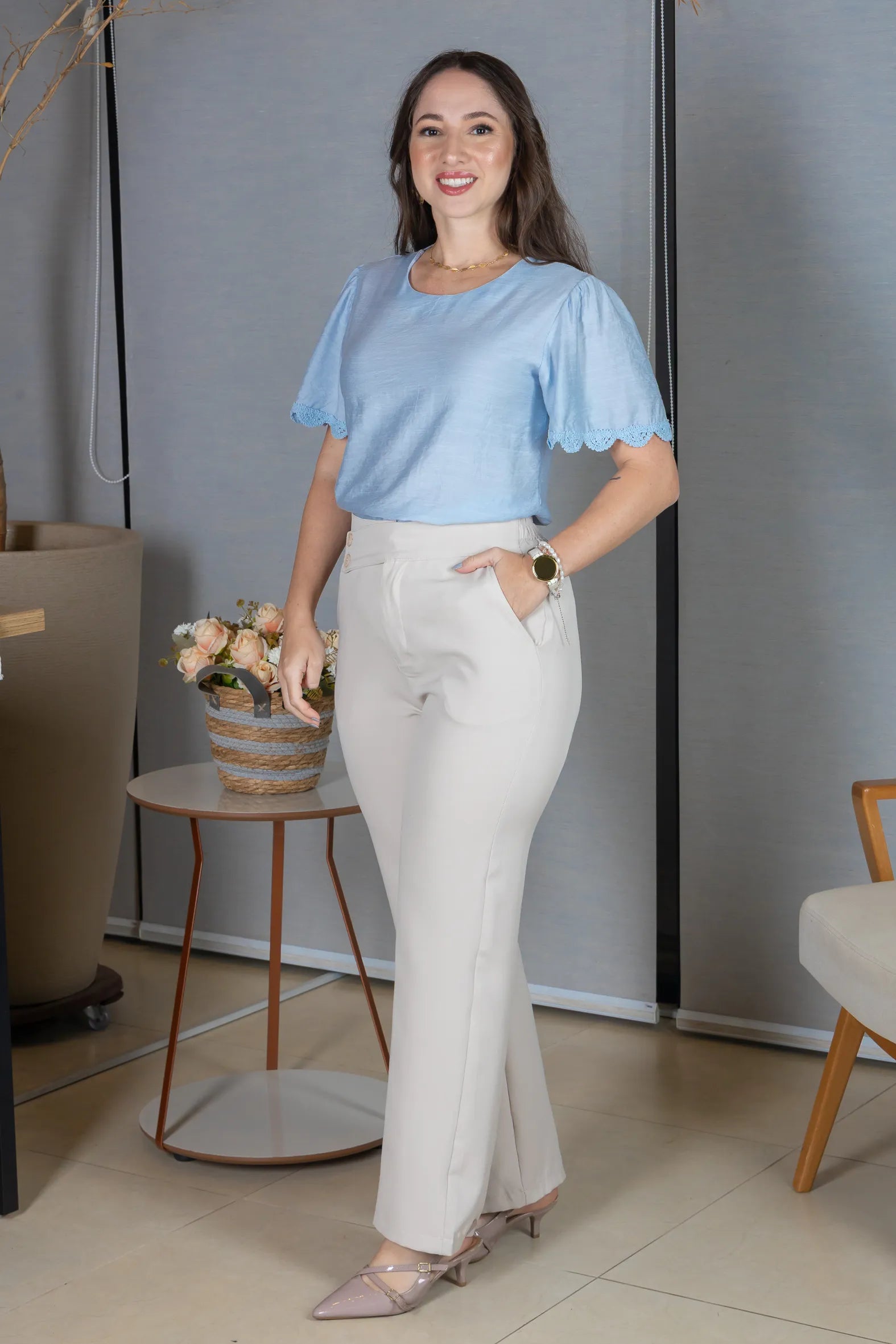 Blusa Manga Curta com Detalhes Bordados em Visco Soft Wanda Azul