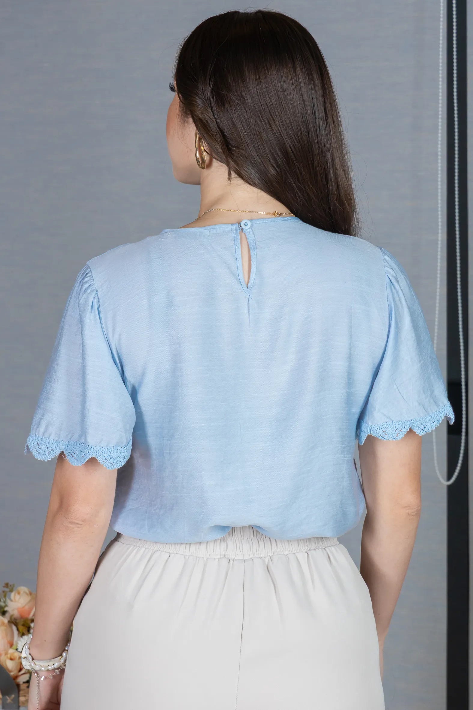Blusa Manga Curta com Detalhes Bordados em Visco Soft Wanda Azul