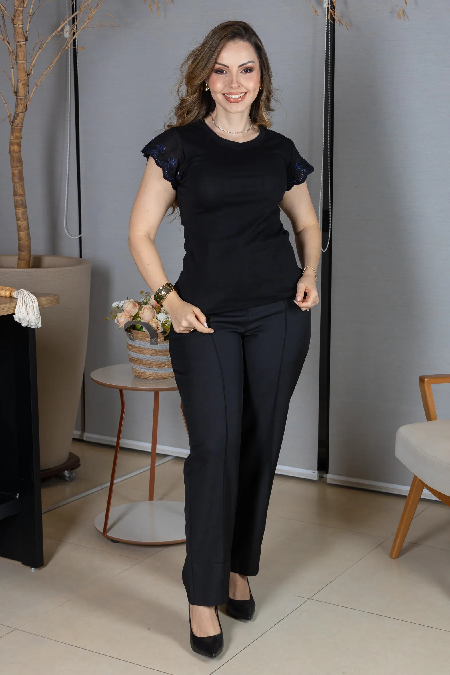 Blusa Manga Curta em Cotton Lycra com Detalhe Rendado Elise Preta