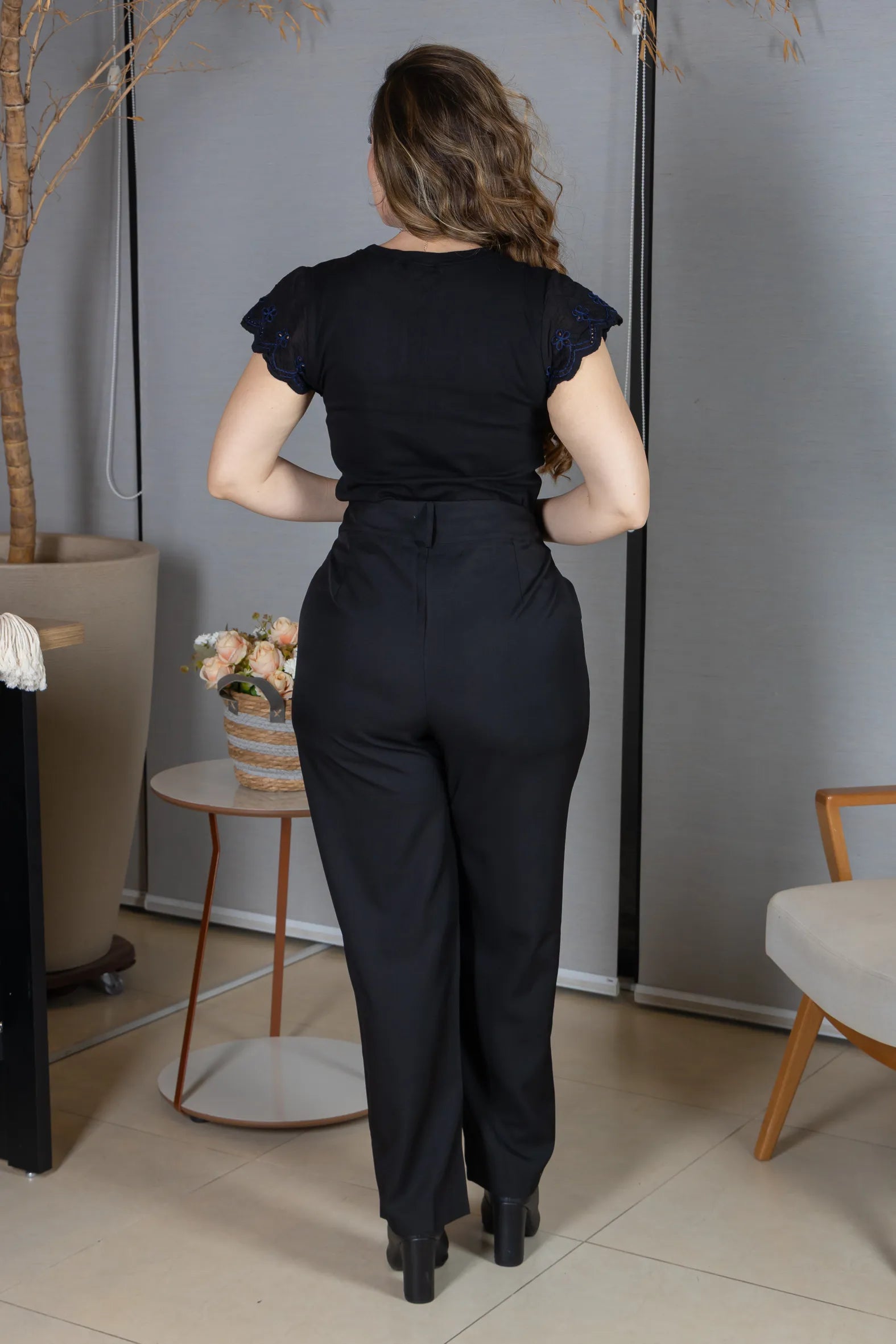 Blusa Manga Curta em Cotton Lycra com Detalhe Rendado Elise Preta