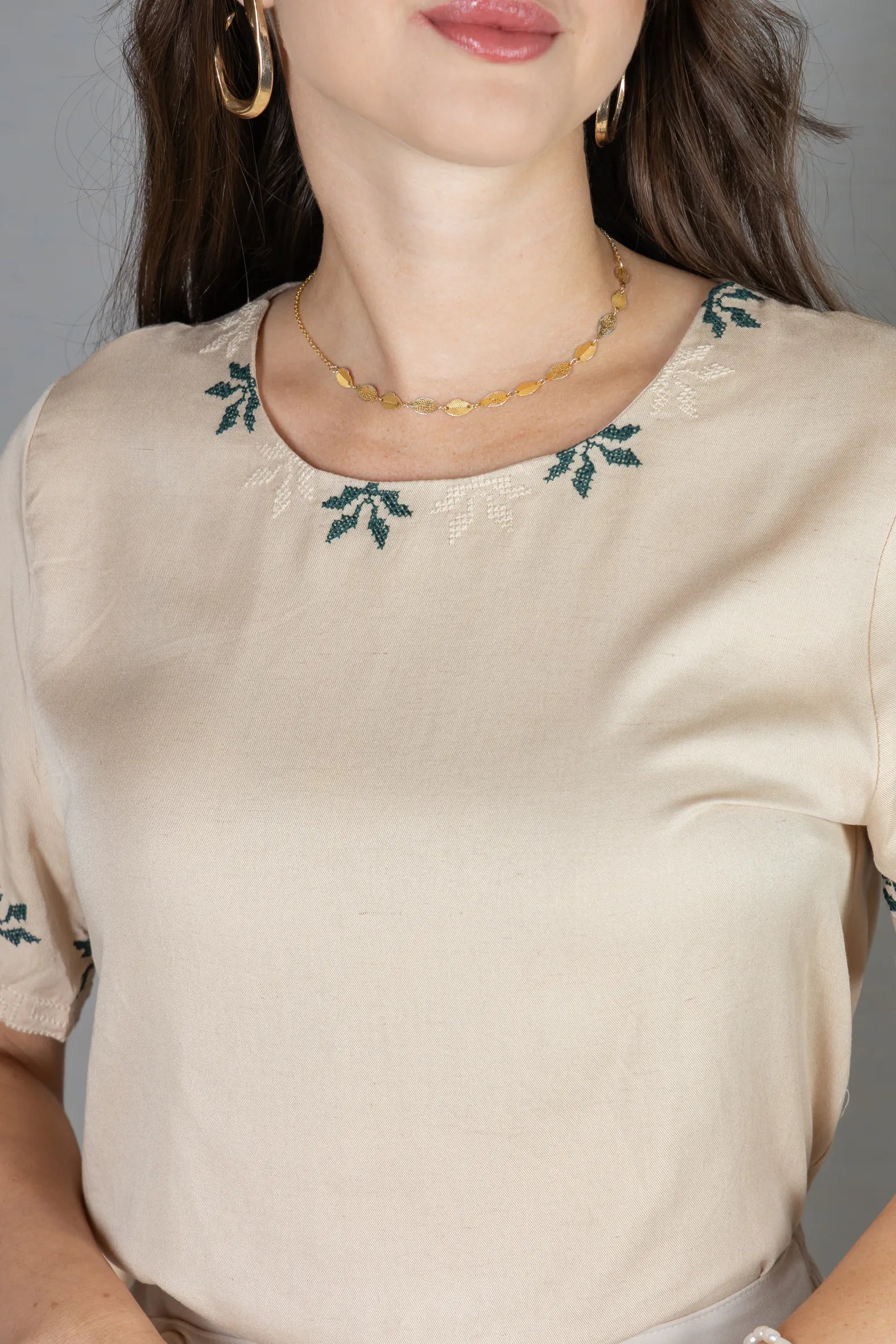Blusa Manga Curta em Visco Mix com Detalhes Bordados Catarina Bege